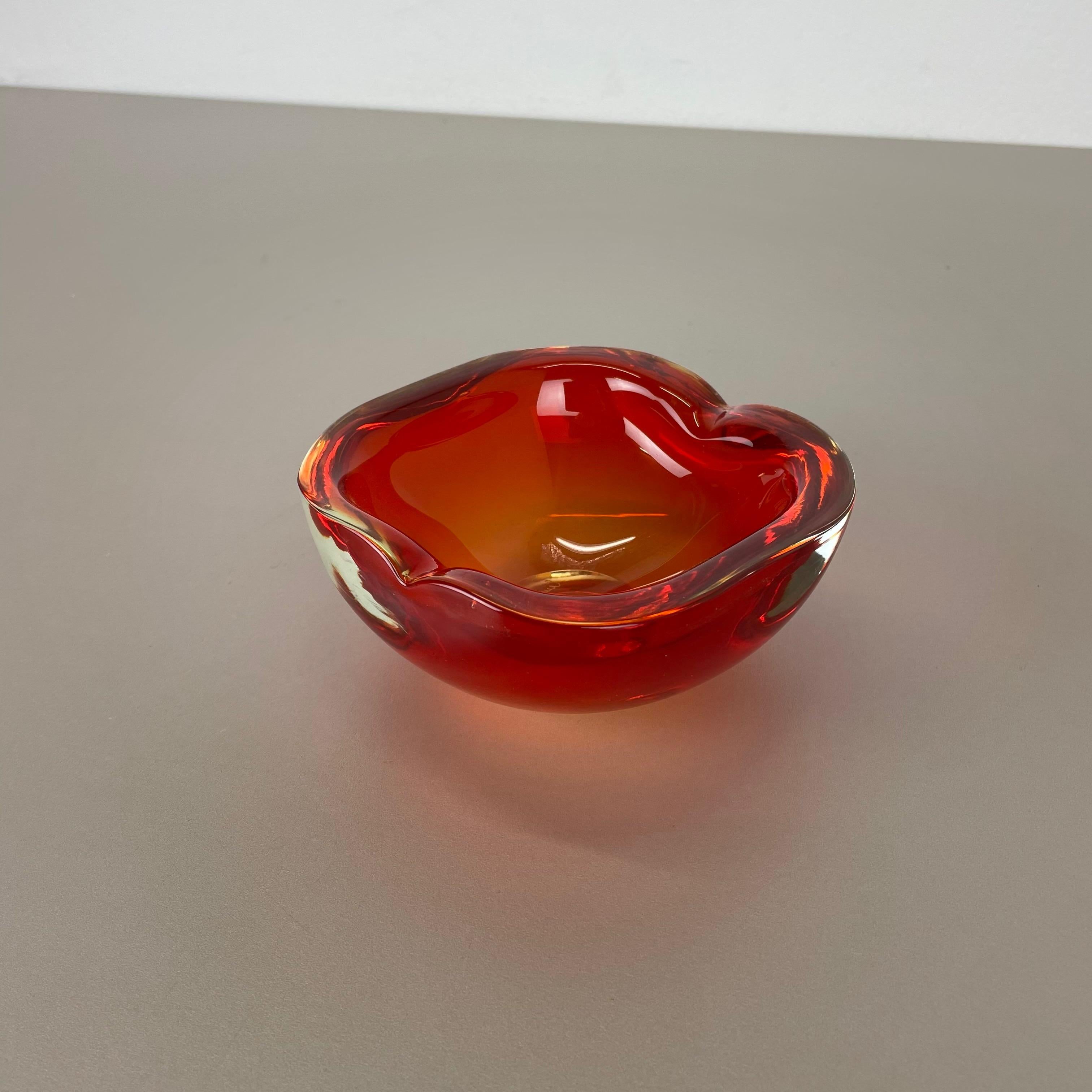 Mid-Century Modern New Old Stock 1.3kg Red Murano Sommerso Glass Shell Bowl by Cenedese Vetri 1960s