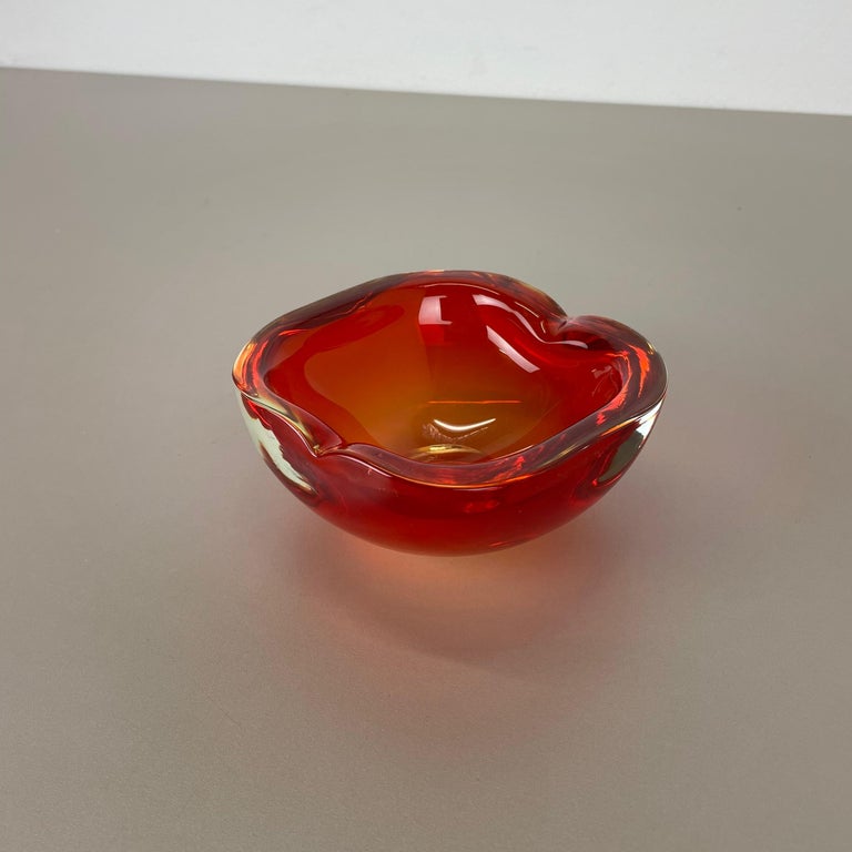 Mid-Century Modern New Old Stock 1.3kg Red Murano Sommerso Glass Shell Bowl by Cenedese Vetri 1960s For Sale