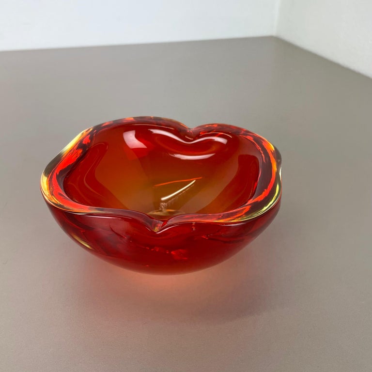 New Old Stock 1.3kg Red Murano Sommerso Glass Shell Bowl by Cenedese Vetri 1960s In Excellent Condition For Sale In Kirchlengern, DE