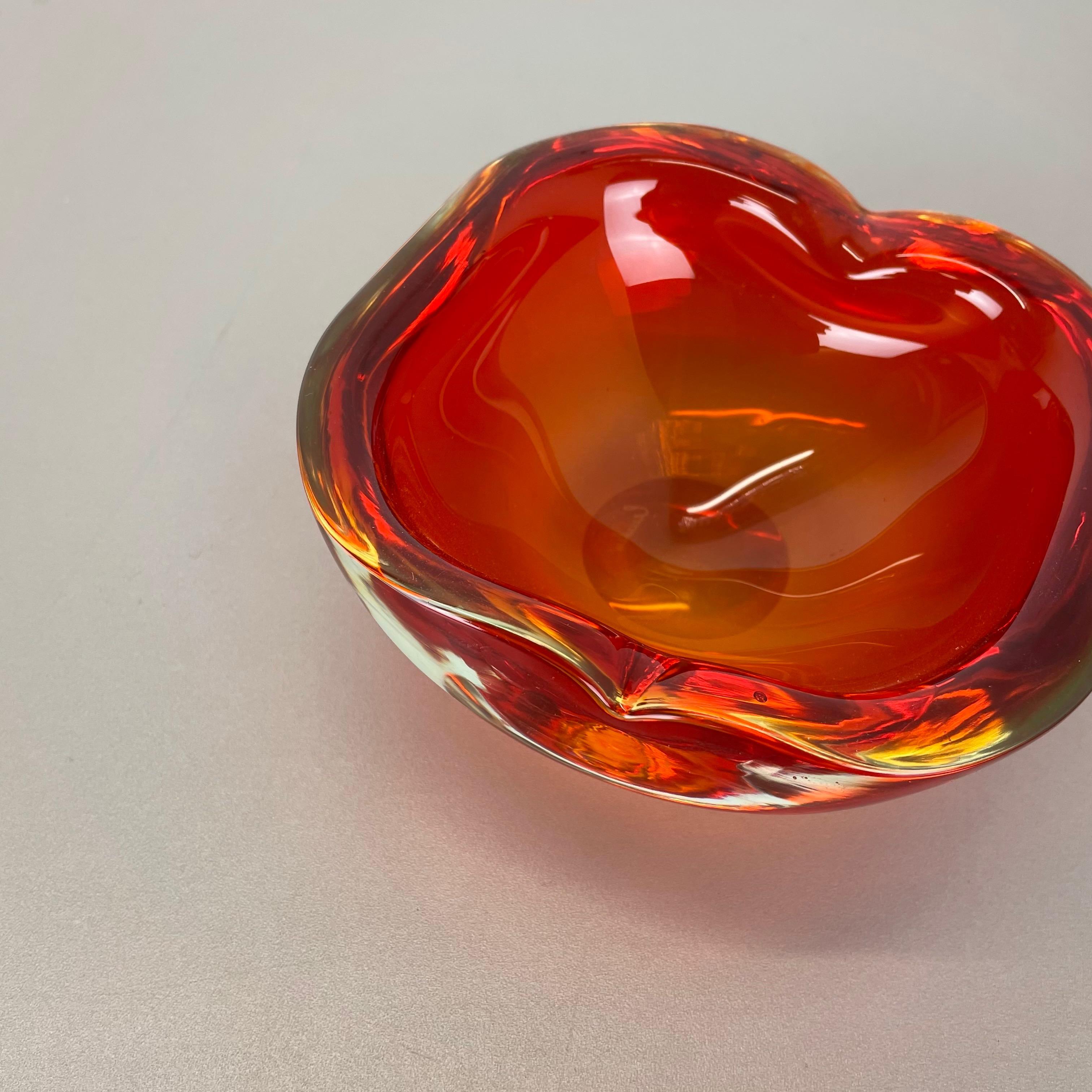 20th Century New Old Stock 1.3kg Red Murano Sommerso Glass Shell Bowl by Cenedese Vetri 1960s