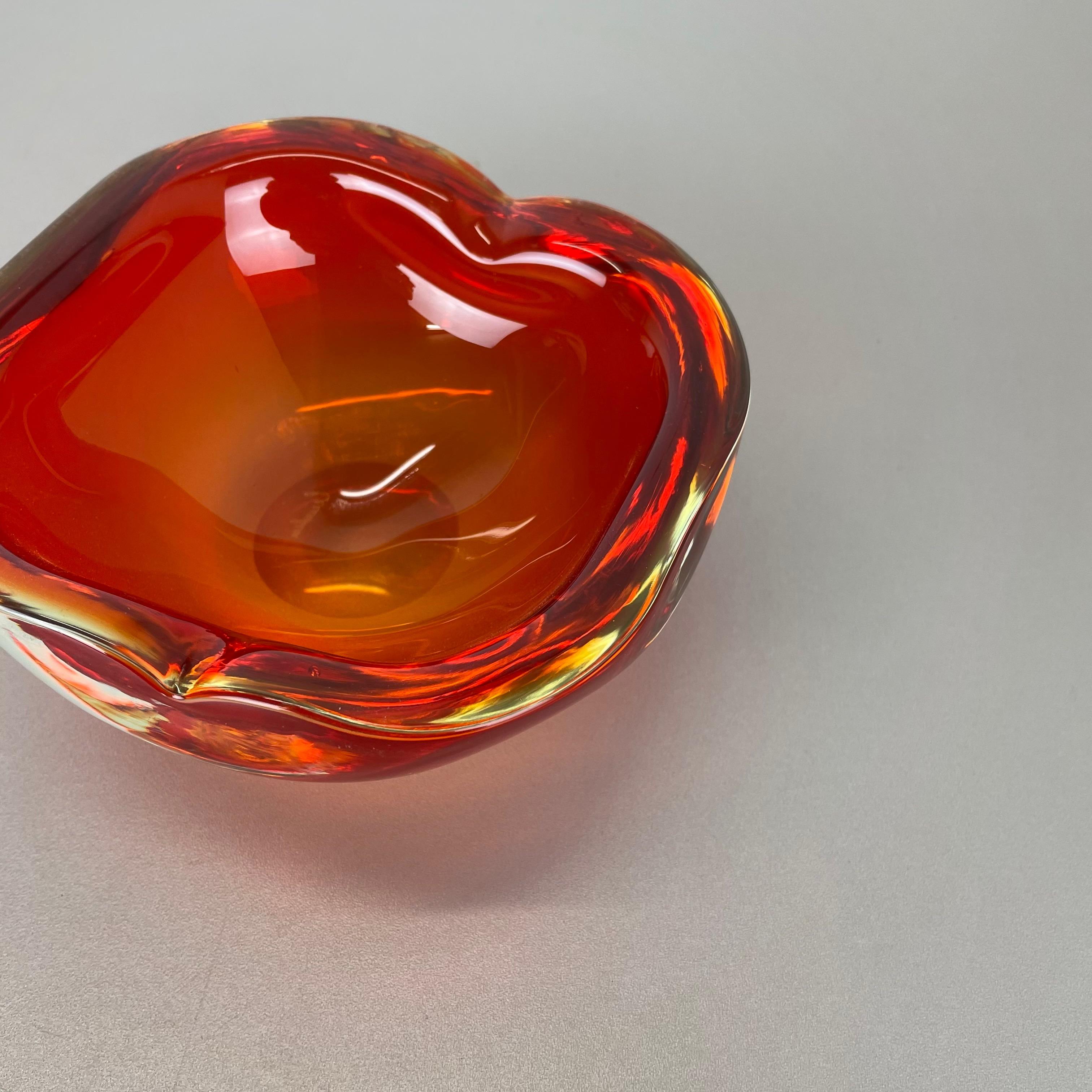 New Old Stock 1.3kg Red Murano Sommerso Glass Shell Bowl by Cenedese Vetri 1960s 1