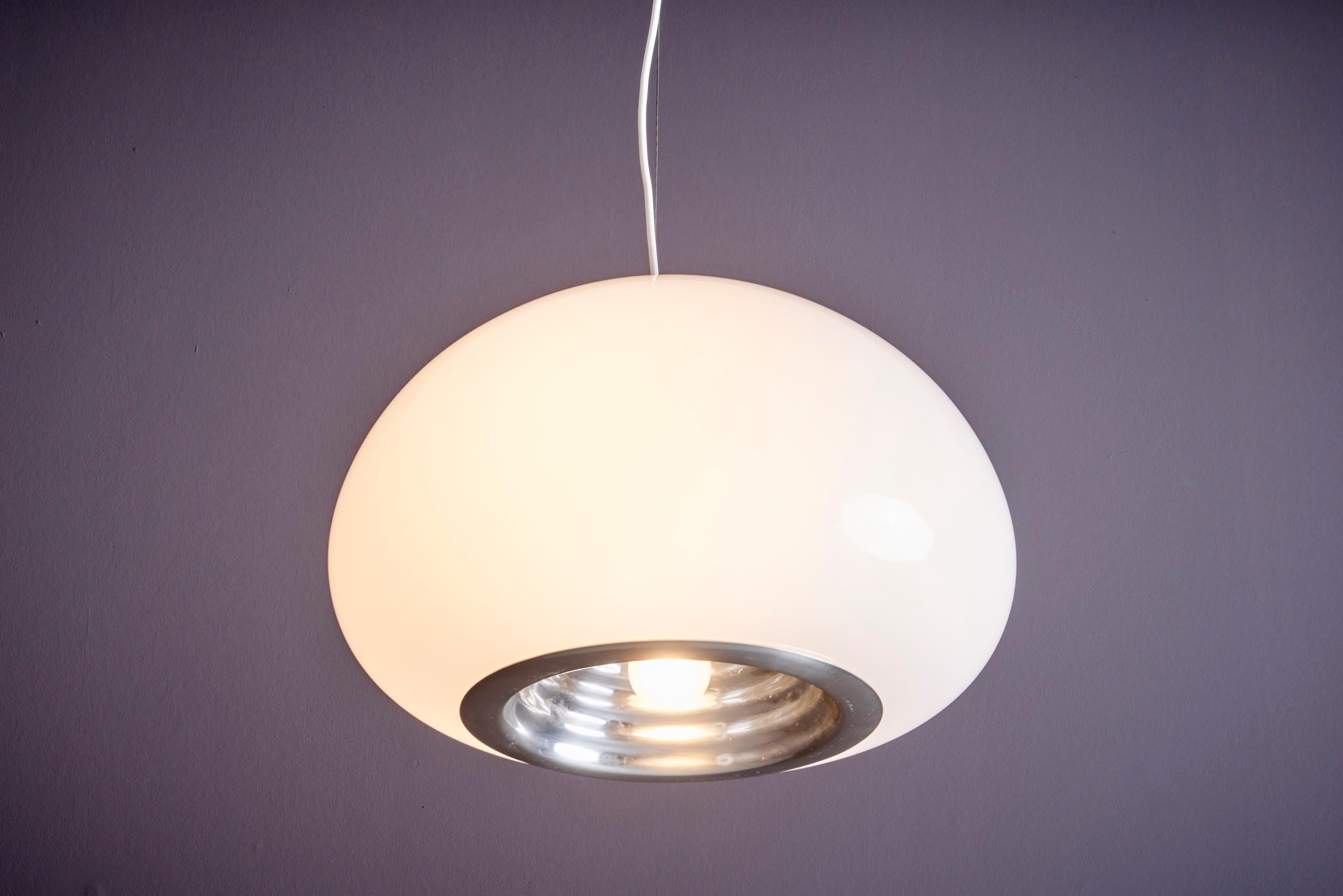 Nuovo stock di Flos Lampada a sospensione con ciotola in vetro opalino per una luce diffusa. Per ottenere una luce concentrata, alla base è montato un riflettore in alluminio lucido con una lampadina a cupola argentata. Il nome 