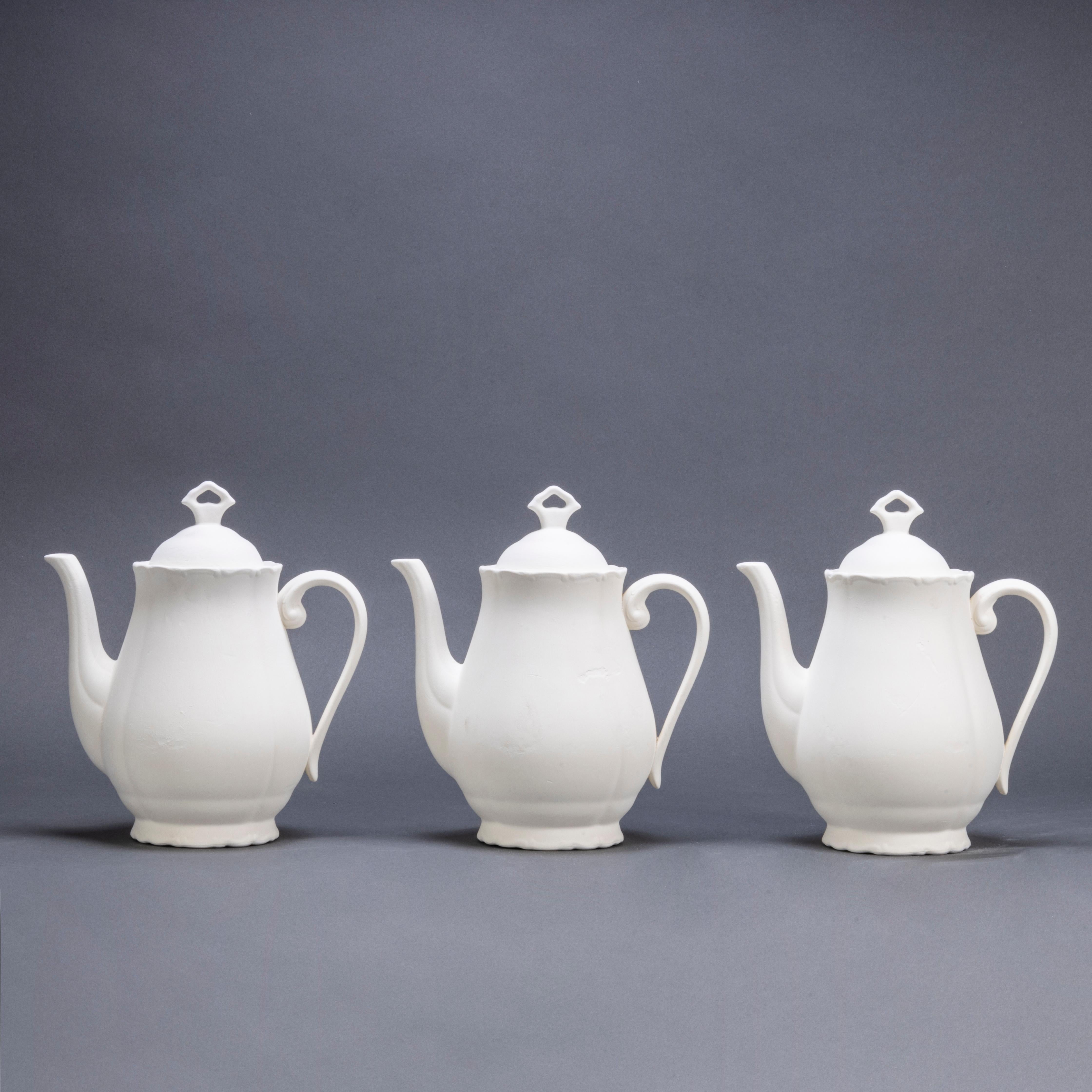 New Old Stock Tschechische Rohkeramik - Kaffeekanne. 

Diese weiße Rohkeramik-Kaffeekanne wurde Ende des 20. Jahrhunderts in Tschechien hergestellt. Vor kurzem haben wir eine Keramikfabrik in der Tschechischen Republik geräumt, die in den achtziger