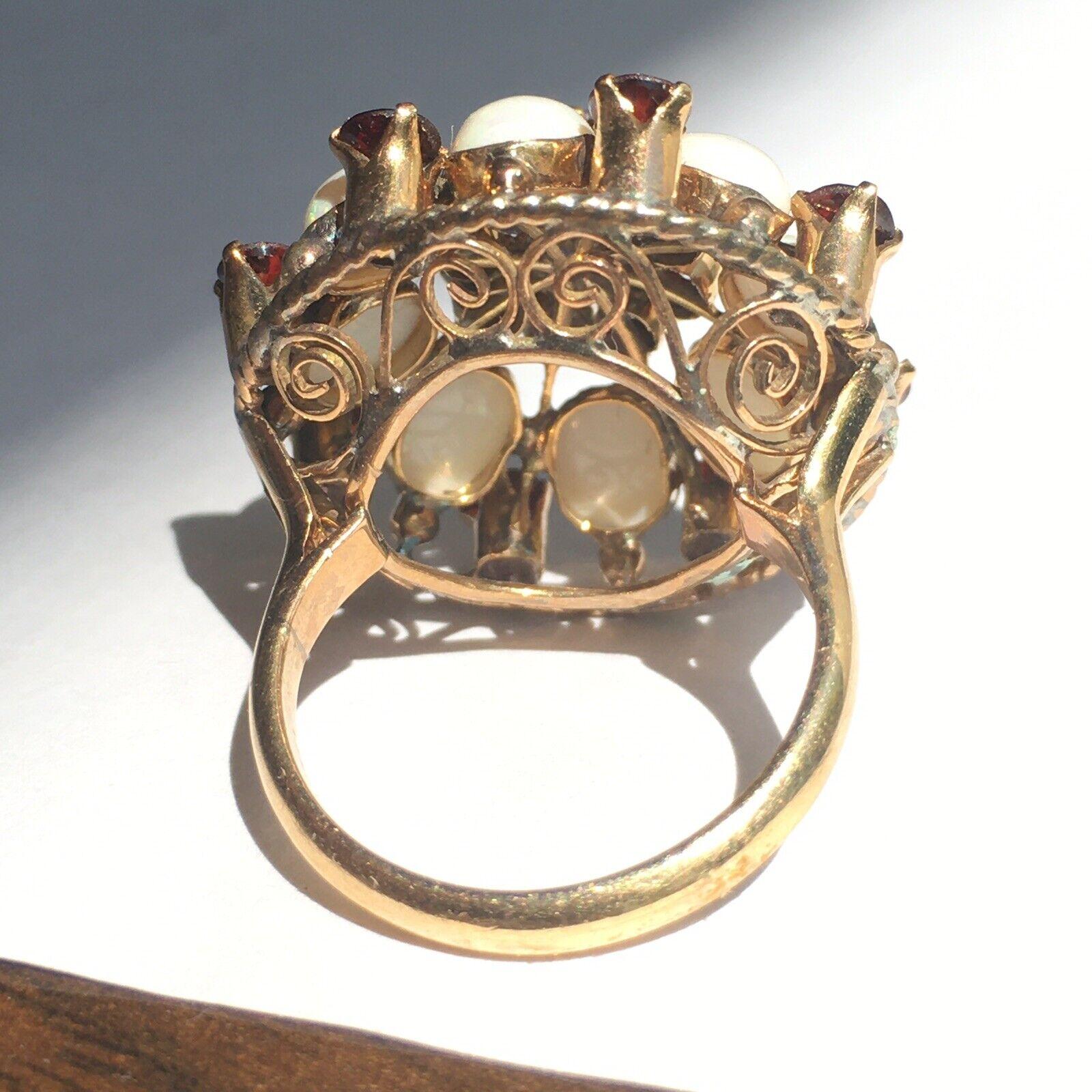 Moderniste Bague pour femme de style bombe des années 1960, en or jaune 14 carats, grenat et opale, neuve en vente