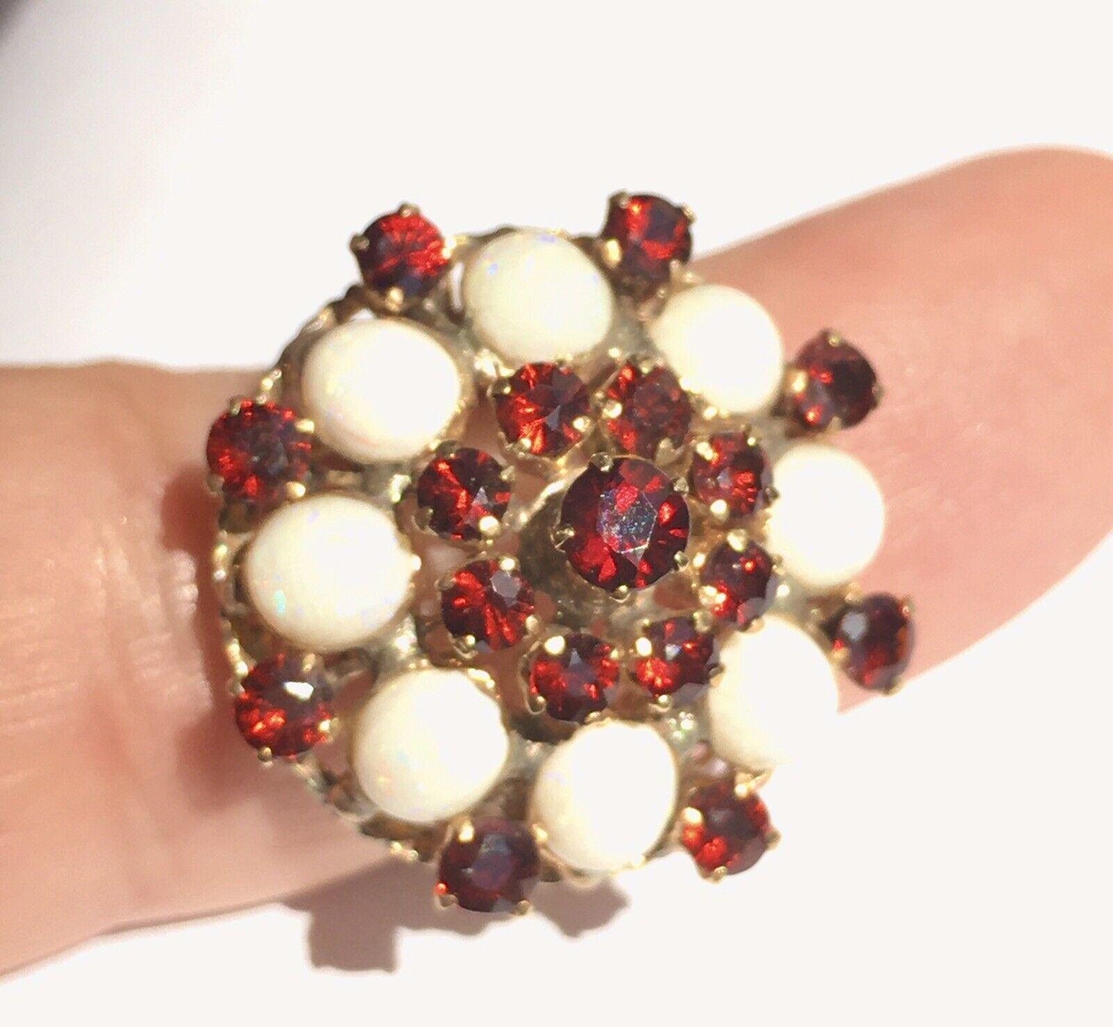 Taille ronde Bague pour femme de style bombe des années 1960, en or jaune 14 carats, grenat et opale, neuve en vente