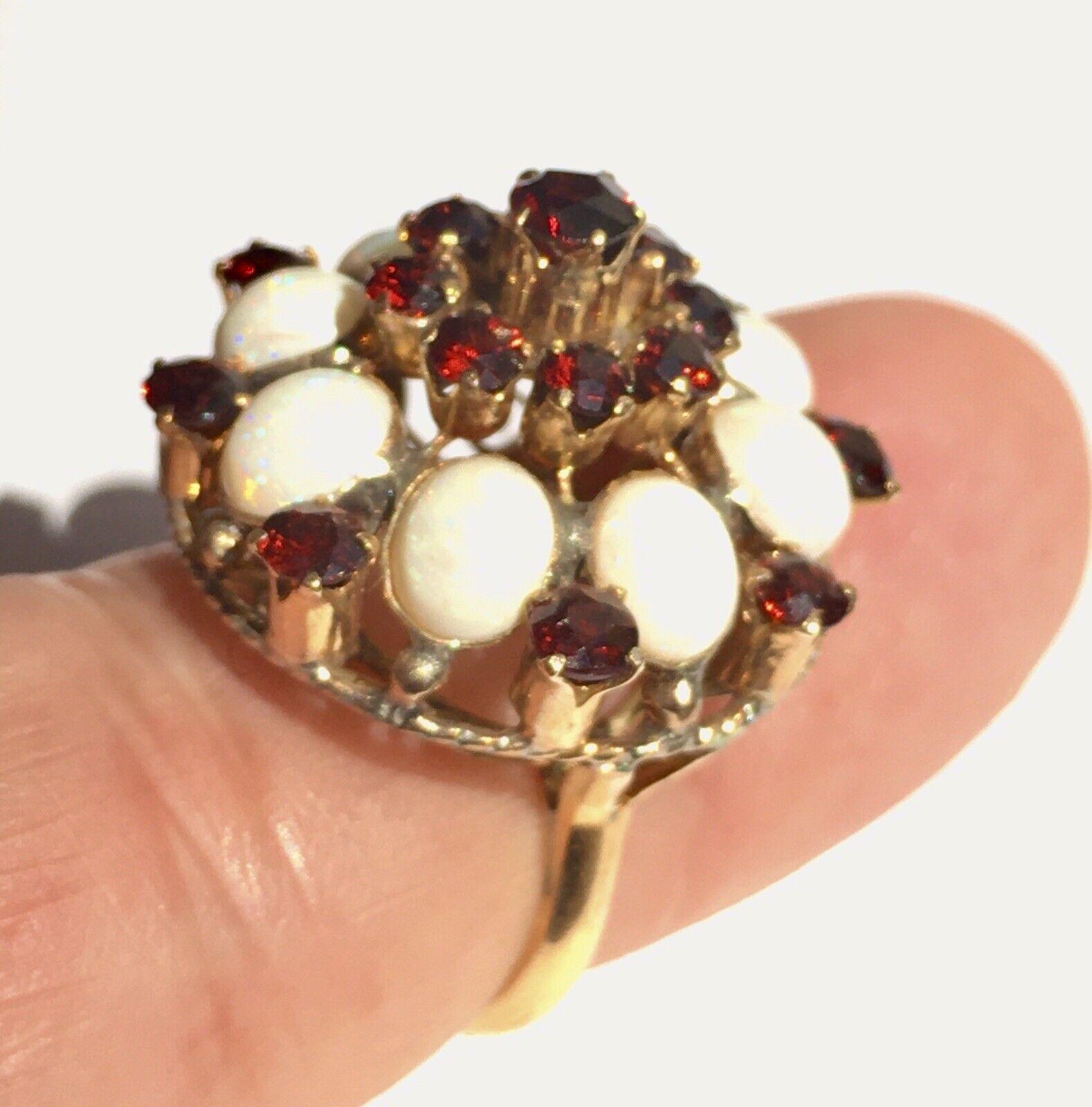 Bague pour femme de style bombe des années 1960, en or jaune 14 carats, grenat et opale, neuve Bon état - En vente à Los Angeles, CA