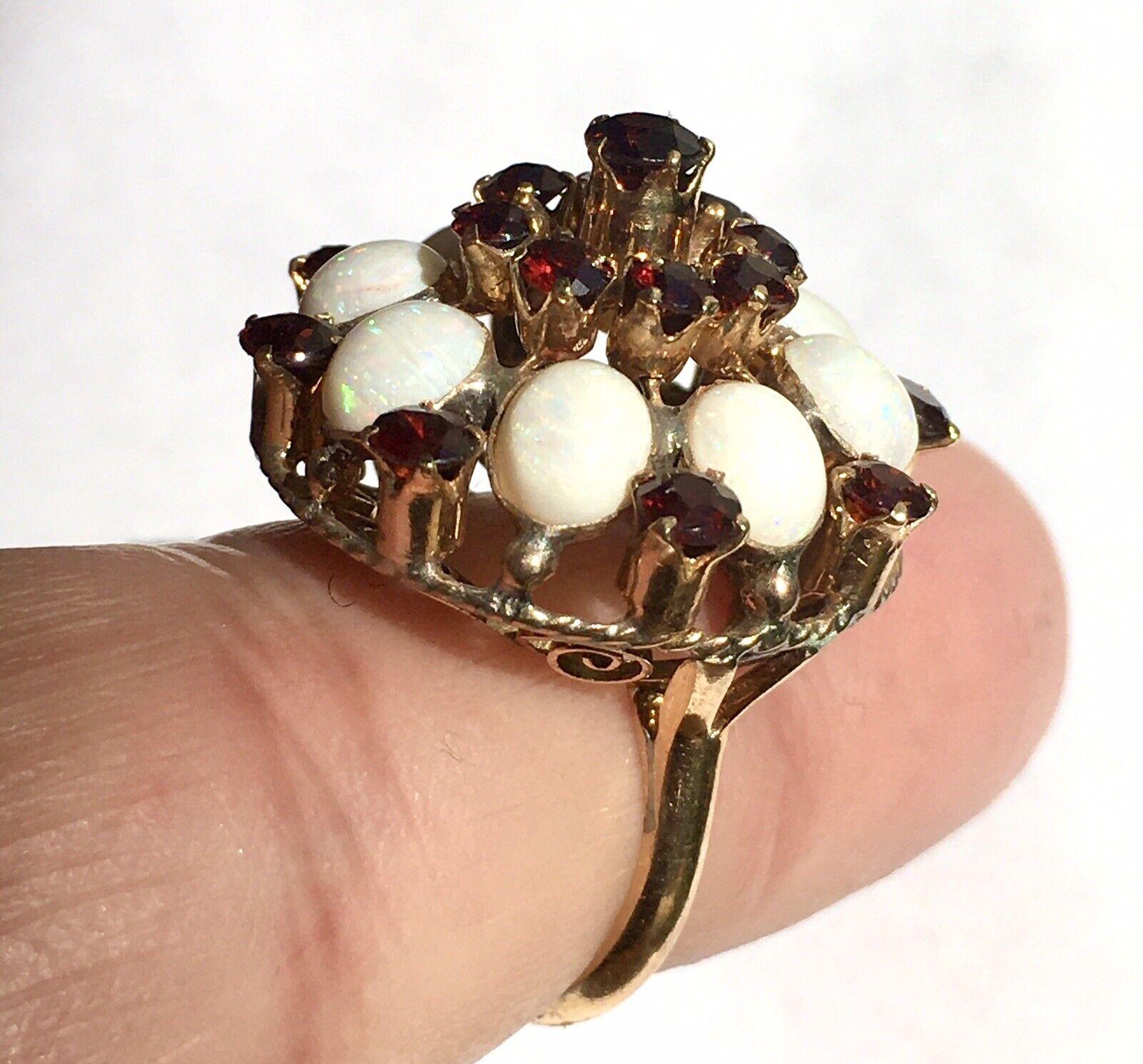 Bague pour femme de style bombe des années 1960, en or jaune 14 carats, grenat et opale, neuve Pour femmes en vente