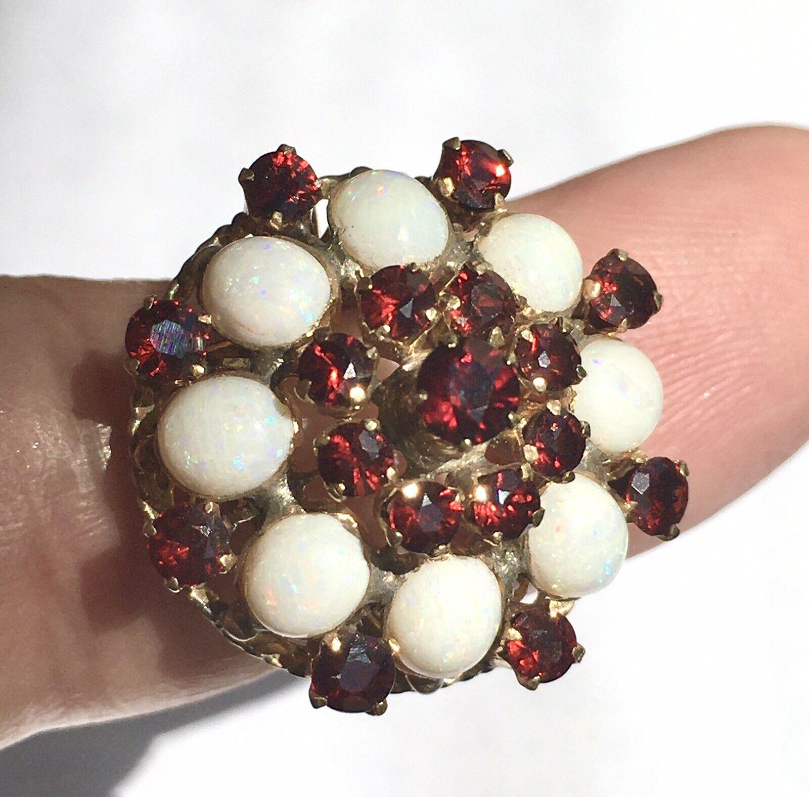Bague pour femme de style bombe des années 1960, en or jaune 14 carats, grenat et opale, neuve en vente 1