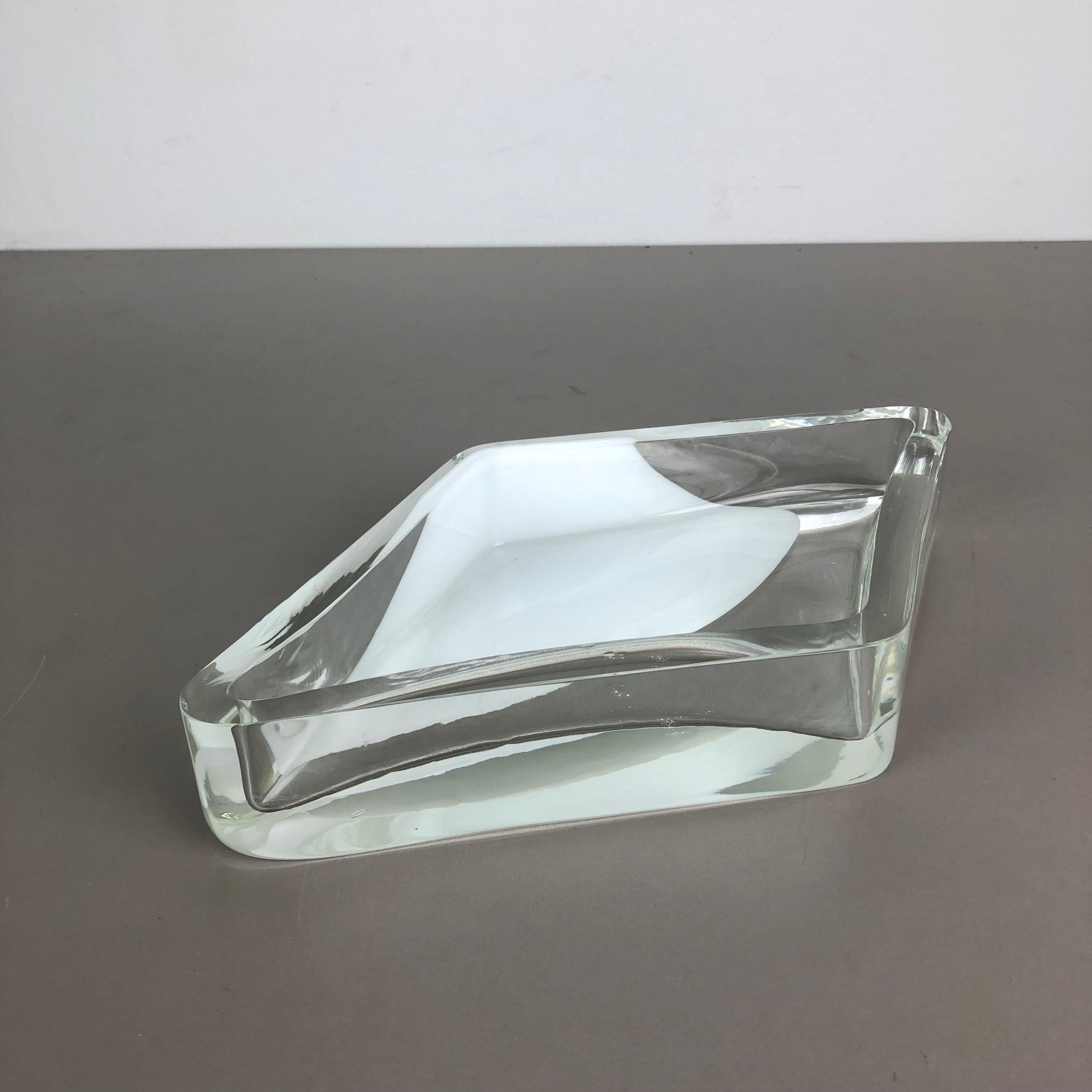 Artikel:

Muranoglas-Muschel-Element


Entwurf:

Antonio da Ros


Produzent:

Cenedese Vetri (Aufschrift unter der Schale)


Herkunft:

Murano, Italien


Jahrzehnt:

1960er-1970er Jahre


Diese originelle Glasschale wurde in