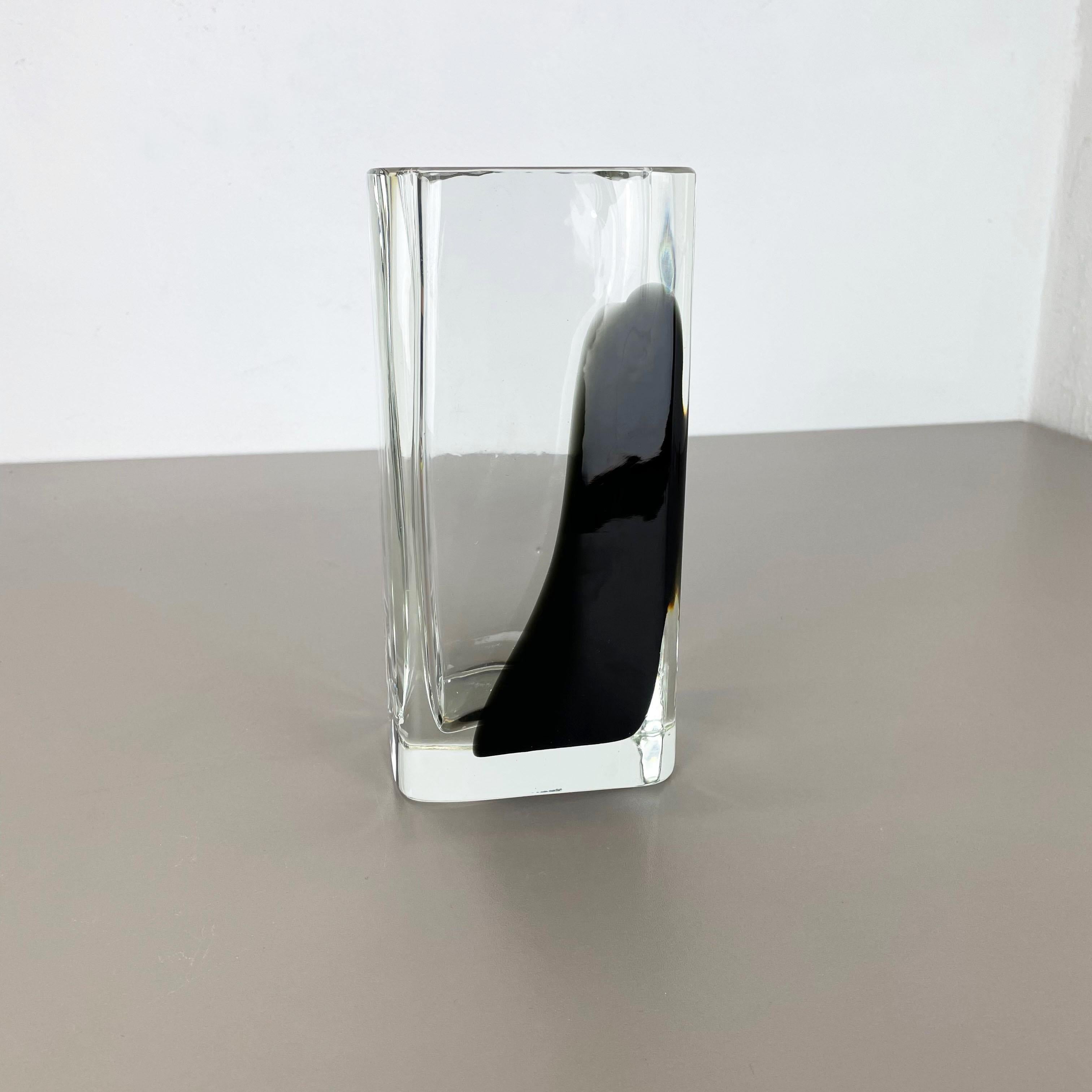 Articolo:

Vaso in vetro di Murano


Design:

Antonio da Ros


Produttore:

Cenedese Vetri (contrassegnato sotto il vaso)


Origine:

Murano, Italia


Decennio:

1960s-1970s


Questo originale vaso di vetro è stato prodotto