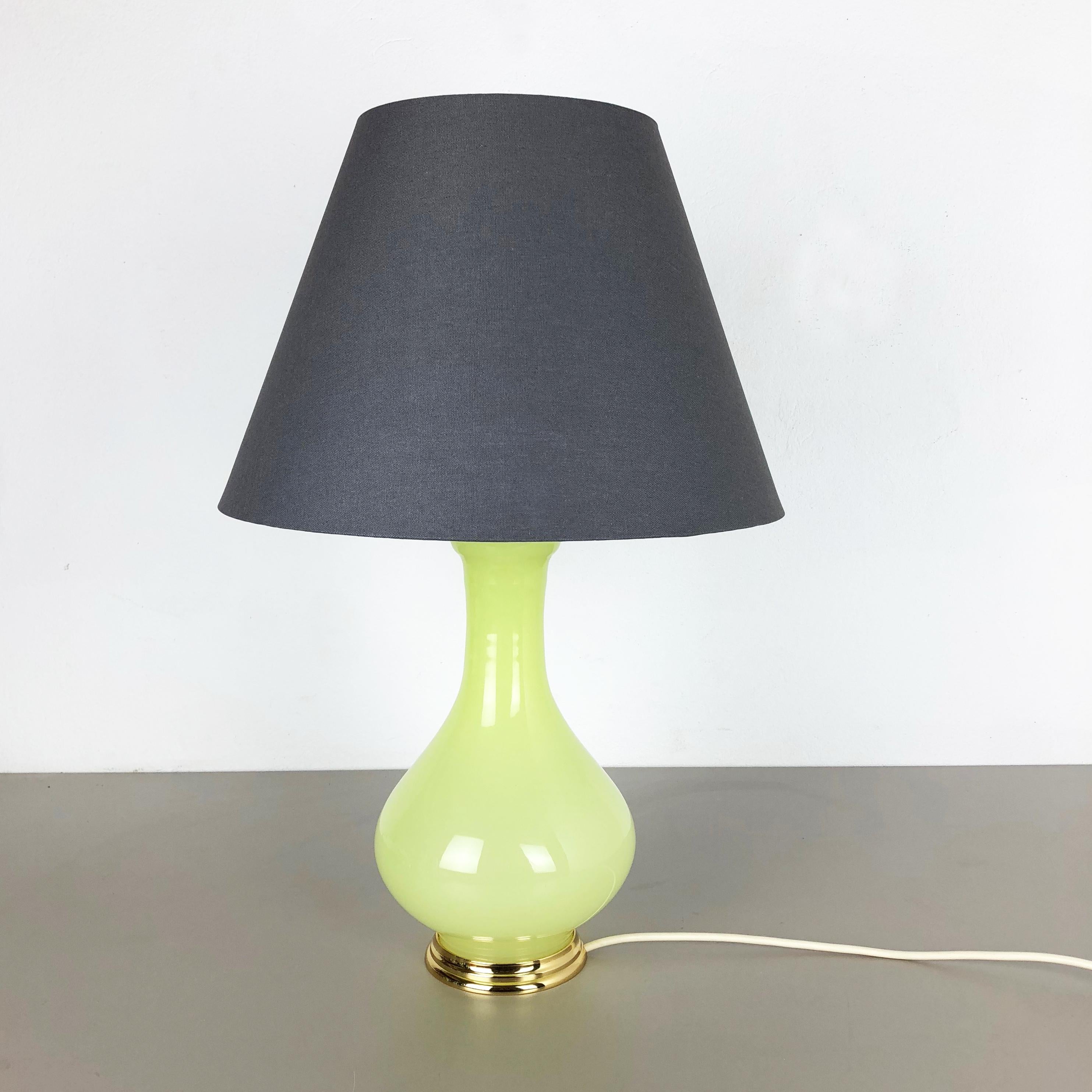 Articolo:

Lampada da tavolo in vetro opalino di Murano



Produttore: 

Cenedese Vetri


Origine: 

Murano, Italia


Età: 

1960s



Descrizione: 

Questa fantastica lampada da tavolo vintage è stata progettata e prodotta da