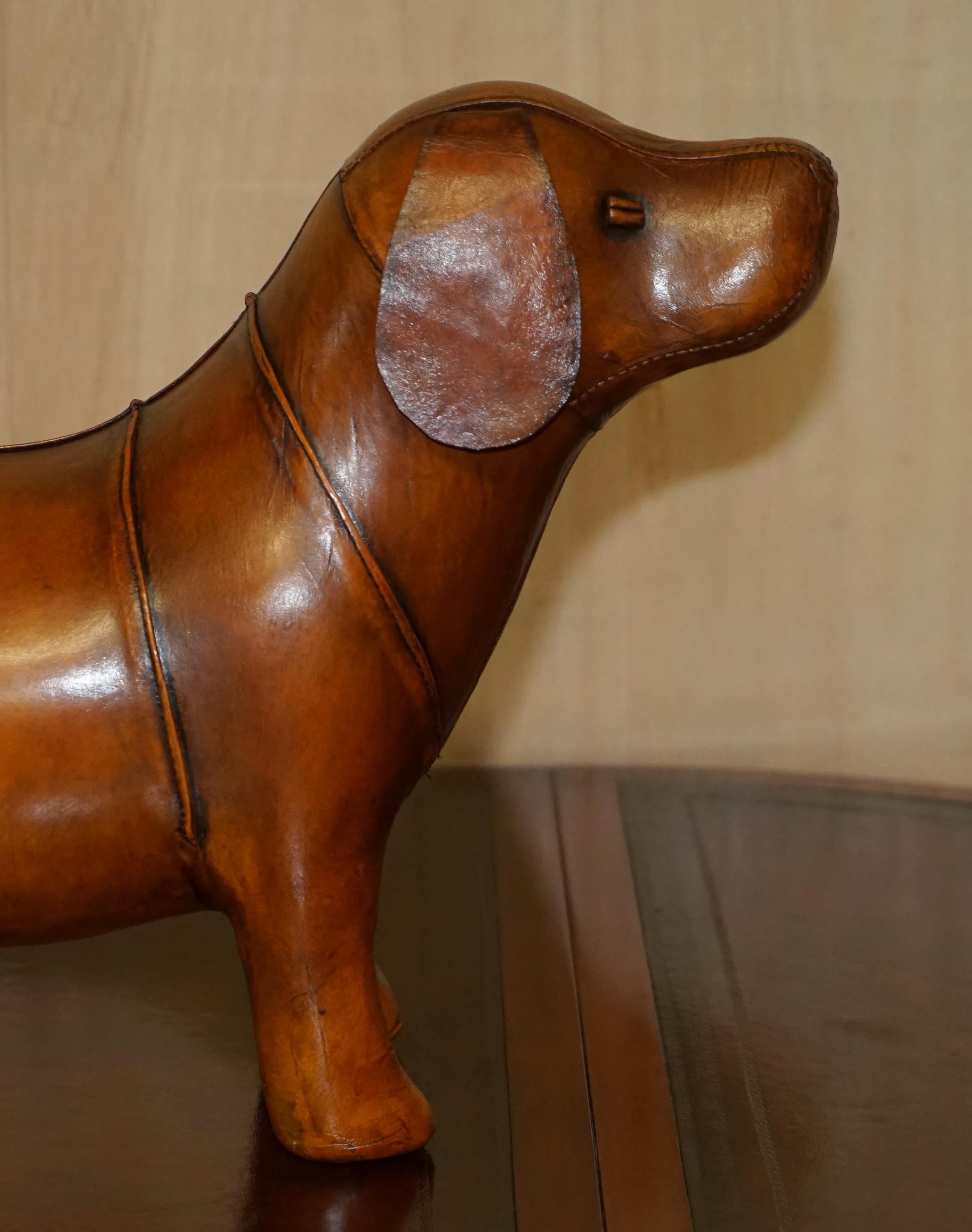 New Old Stock Liberty Style Omersa Brown Leder Dackel Wurst Hund Fußhocker im Angebot 1