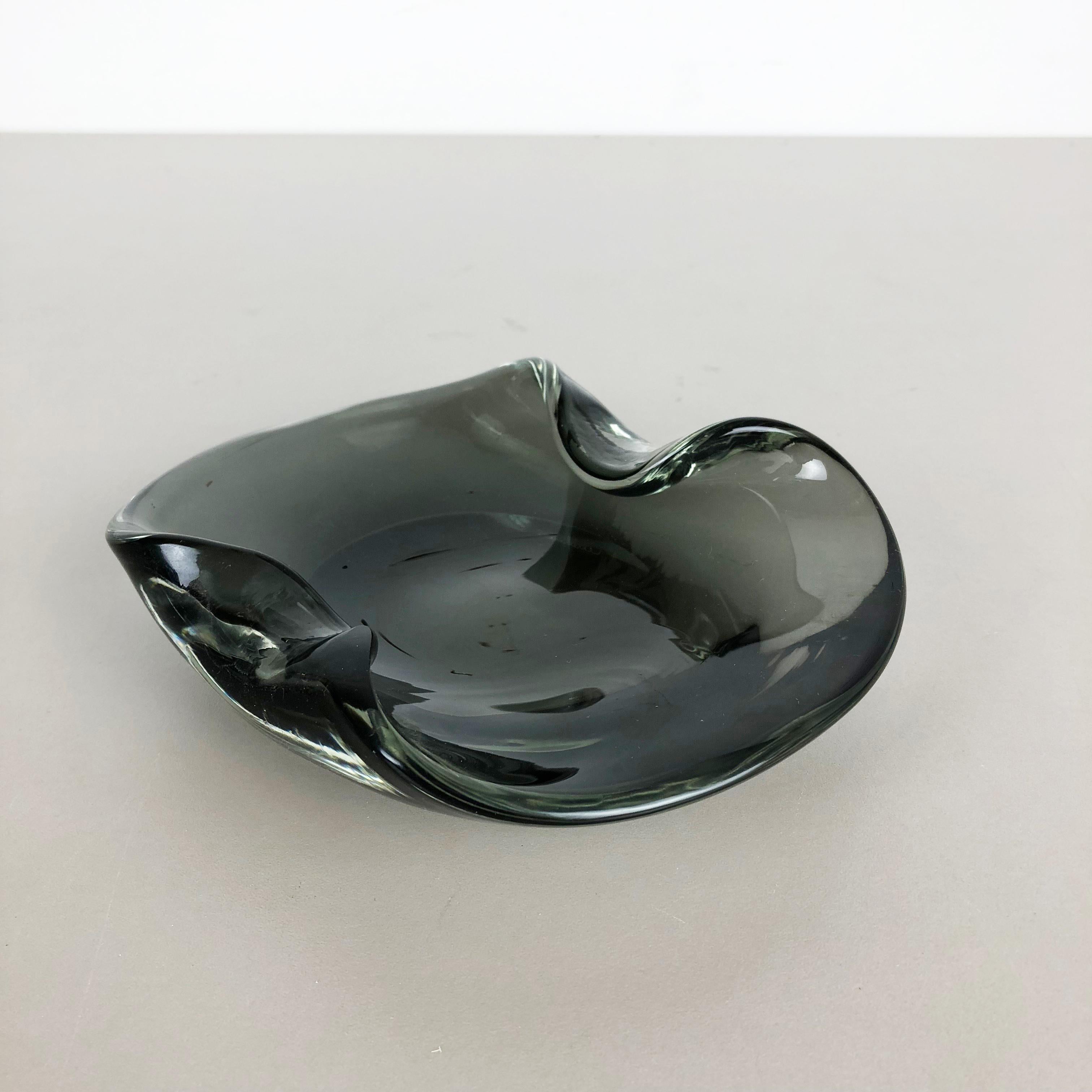 Articolo:

Elemento a conchiglia in vetro di Murano


Design:

Antonio da Ros


Produttore:

Cenedese Vetri (contrassegnato sotto la ciotola)


Origine:

Murano, Italia


Decennio:

1960s-1970s


Questa conchiglia in vetro