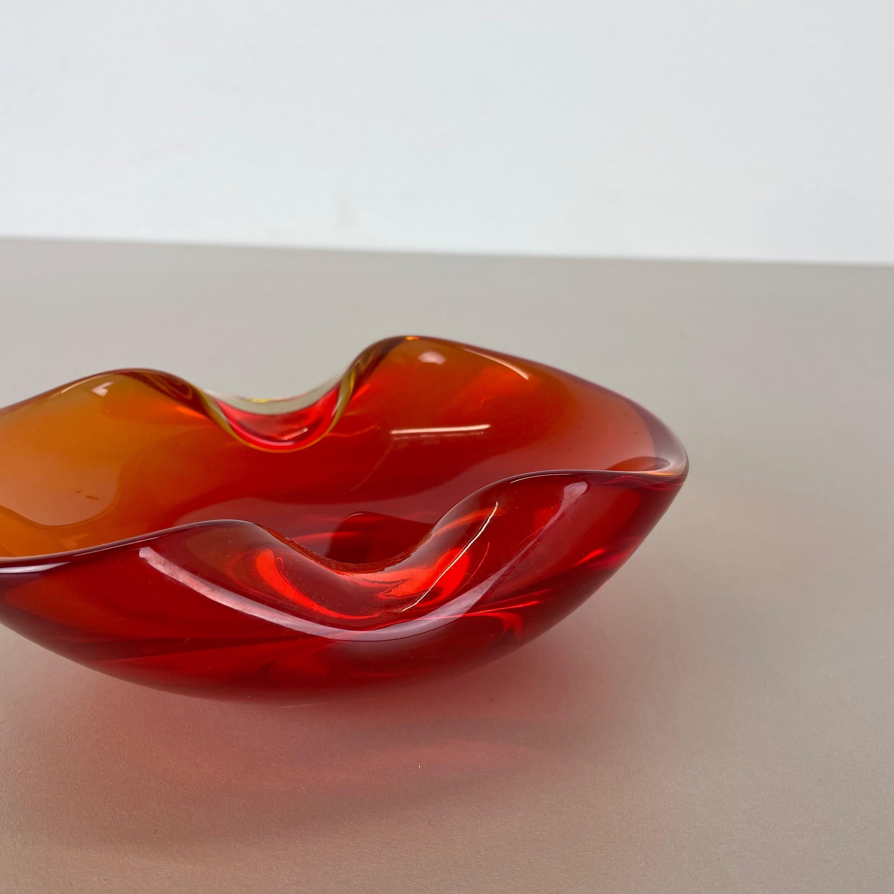 New Old Stock, Murano Red Glass Shell Bowl Antonio da Ros, Cenedese Italy, 1960s In Excellent Condition In Kirchlengern, DE