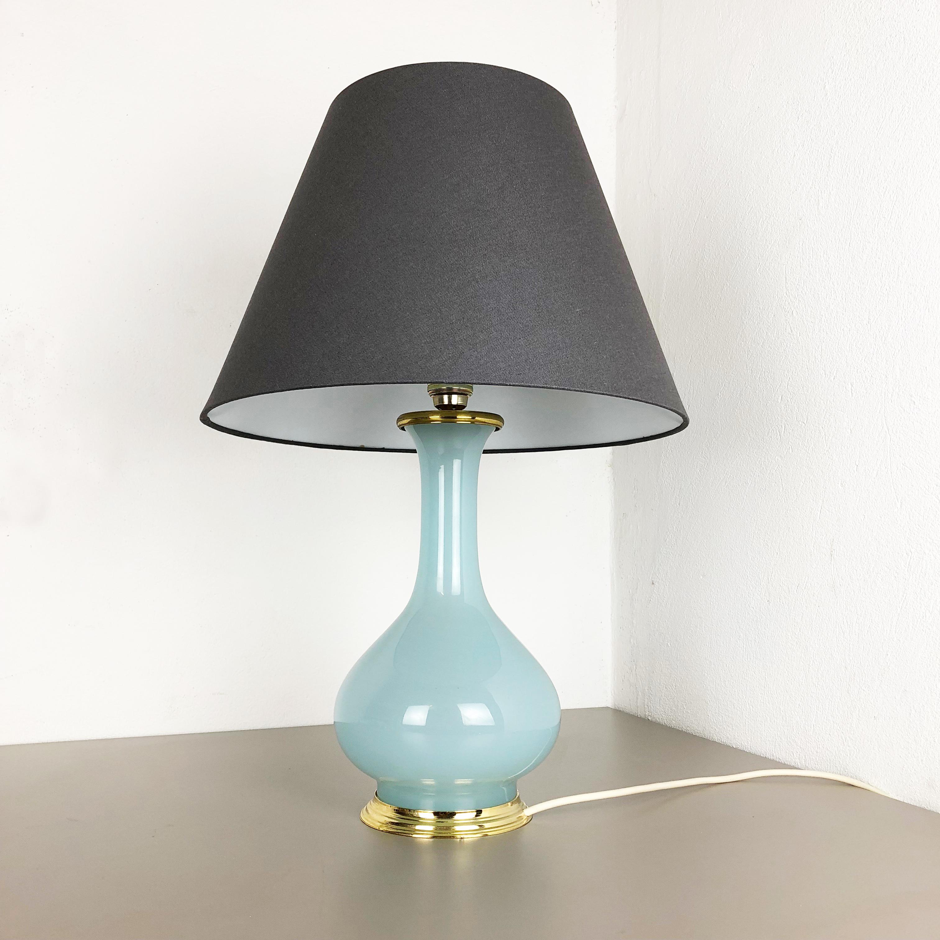 Article :

lampe de table verre opale de Murano



Producteur : 

Cenedese Vetri


Origine : 

Murano, Italie


Âge : 

1960s



Description : 

Cette fantastique lampe de table vintage a été conçue et produite par Cenedese