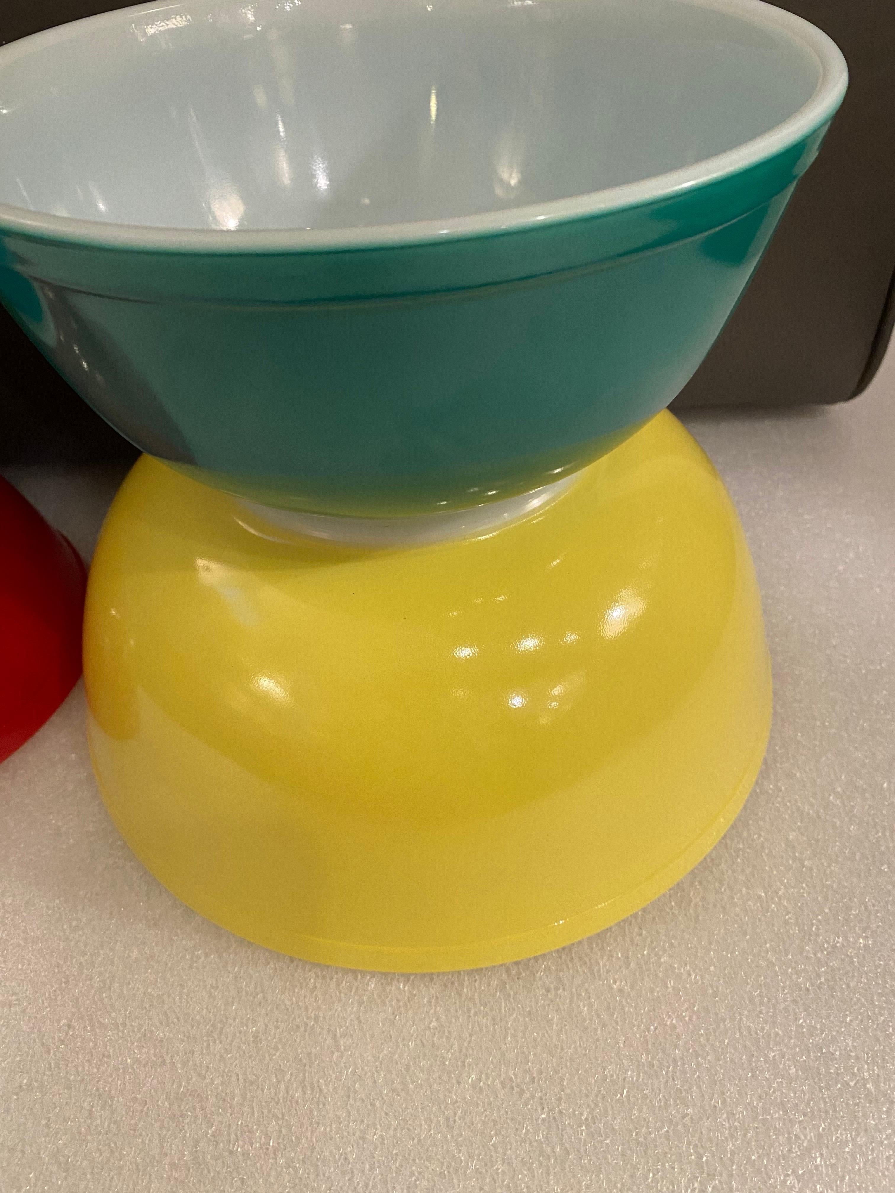 Mid-Century Modern New Old Stock Pyrex Primary Color Bowl Set For Sale