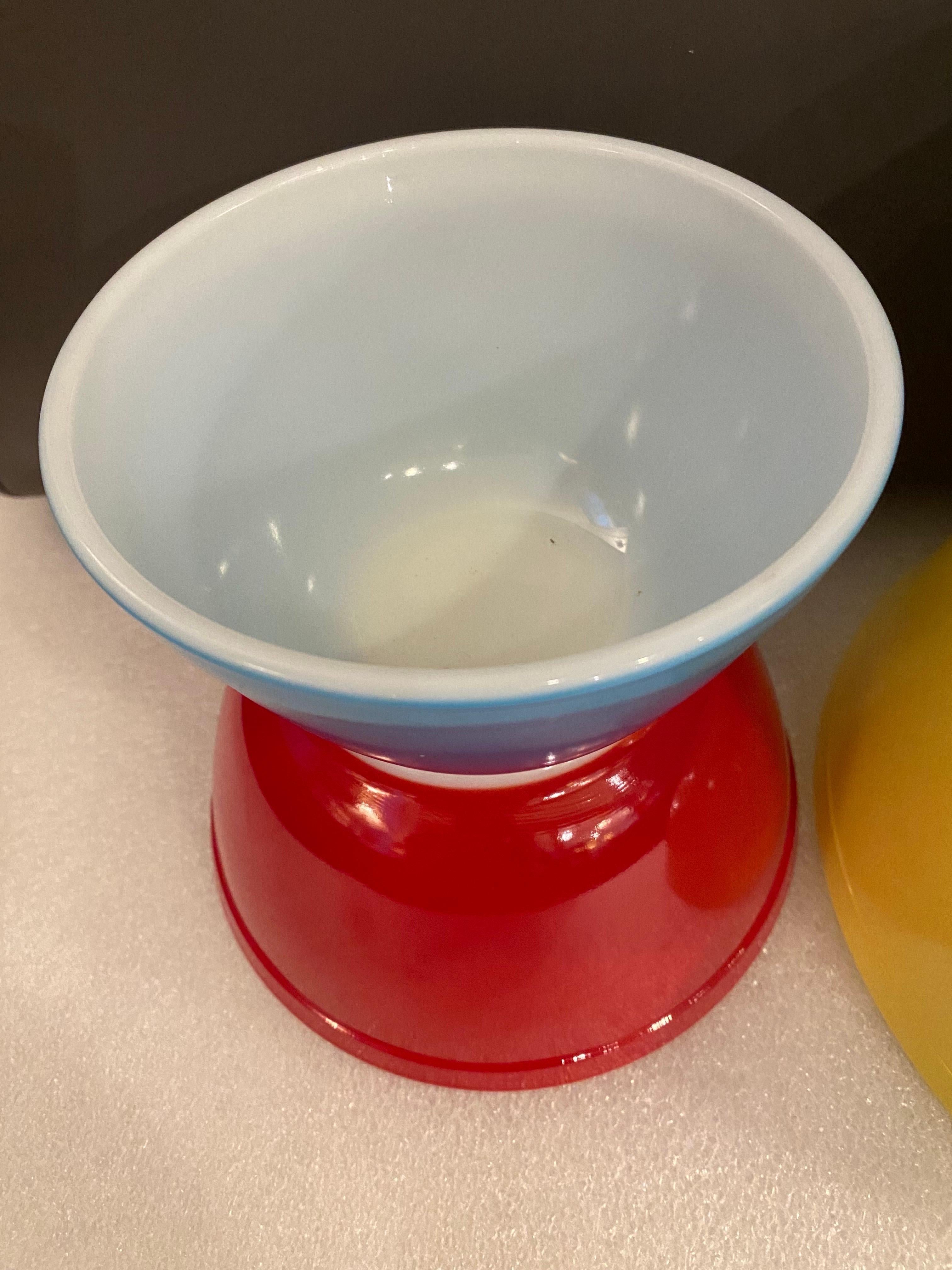 Mid-20th Century New Old Stock Pyrex Primary Color Bowl Set For Sale