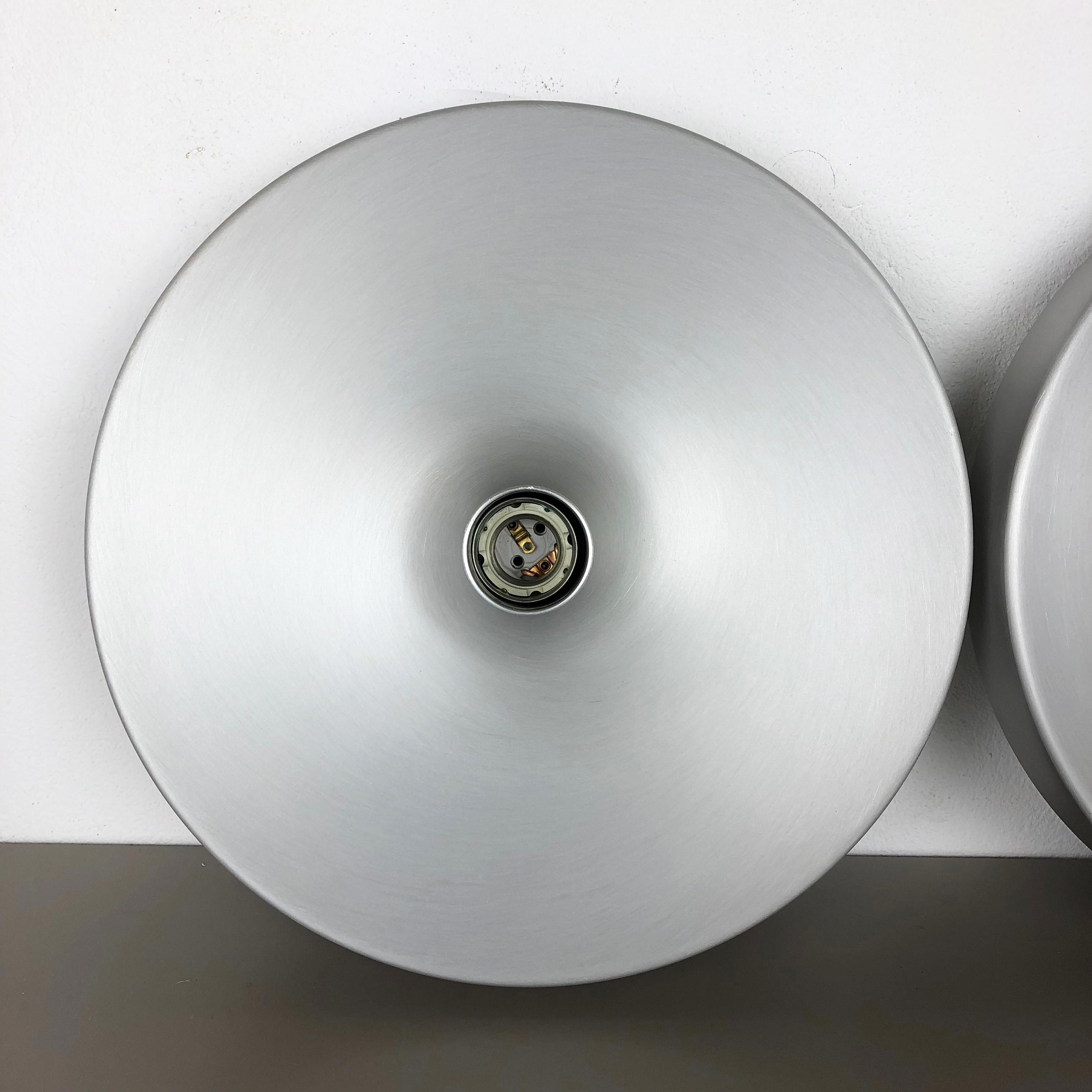 Article:


New old stock!

Wall light sconce set of 2


Producer:

Staff lights



Origin:

Germany



Age:

1970s



Description:

Original 1970s modernist German wall light made of solid metal. This super rare wall
