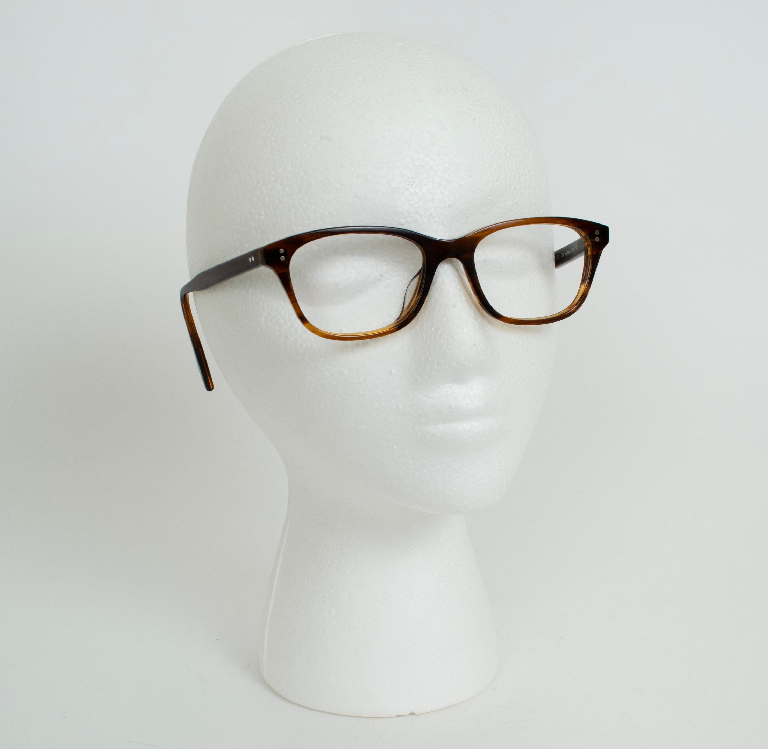 Non rettangolari e non a occhi di gatto, queste montature sono la perfetta combinazione di studio e seduzione. Una montatura eccezionalmente stretta, perfetta per i visi minuti.

Nuovo di zecca/non indossato, comprensivo di custodia originale, panno