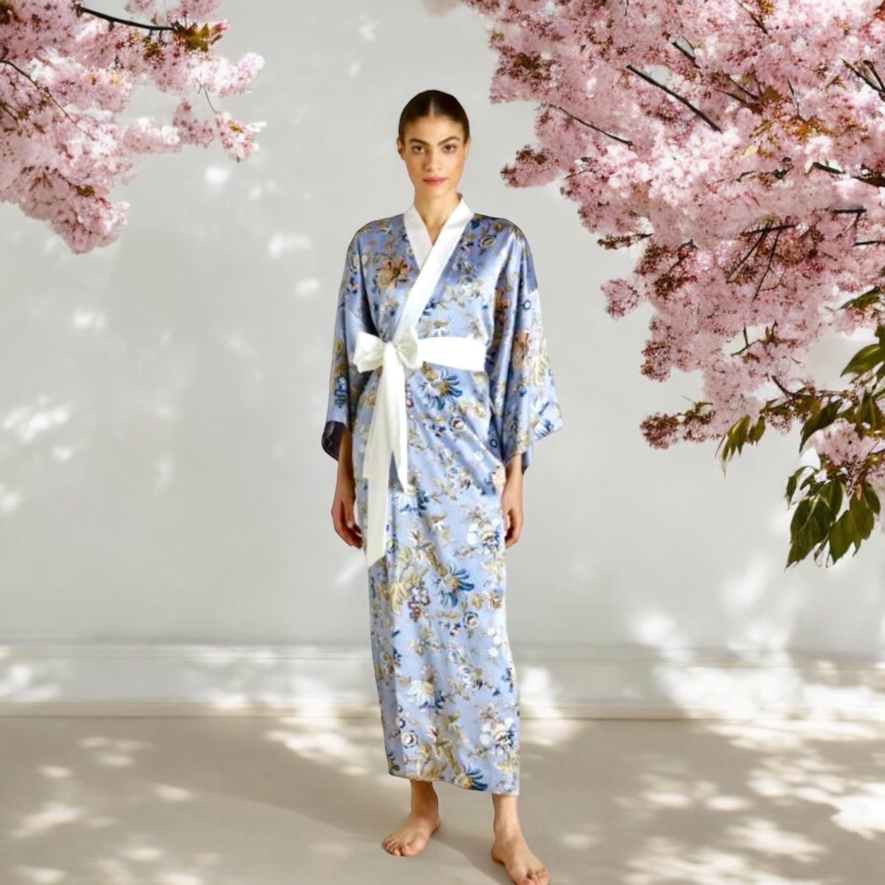 Olivia von Halle's robe is cut from soft silk-satin in a kimono-inspired silhouette. It is is printed all-over with a delicate floral design and features wide kimono sleeves. Wear yours while lounging around the house or over a dress in the evening.