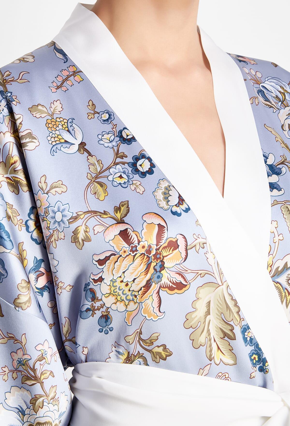 NEW Olivia von Halle Soft Blue Floral Print Silk Dressing Gown Kimono Robe OS For Sale 3