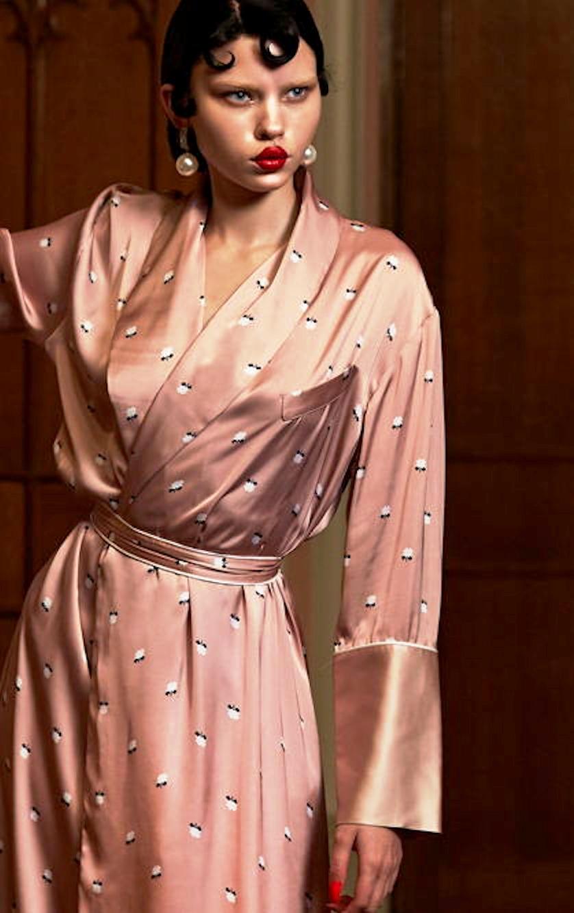 Luxuriöses Olivia von Halle Kleid aus bedruckter Seide mit rosa Druck in Rosa, NEU, luxuriös, Olivia von Halle M/L im Angebot 3