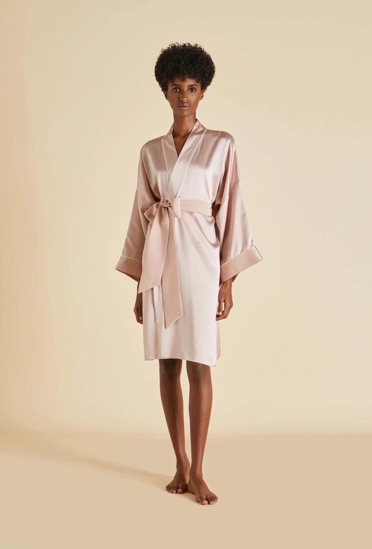 Olivia von Halle's robe is cut from soft silk-satin in a kimono-inspired silhouette. Finished piping, it has wide sleeves.  Wear yours while lounging around the house or over a dress in the evening. Made from lustrous silk-satin.

100% pure 19-momme