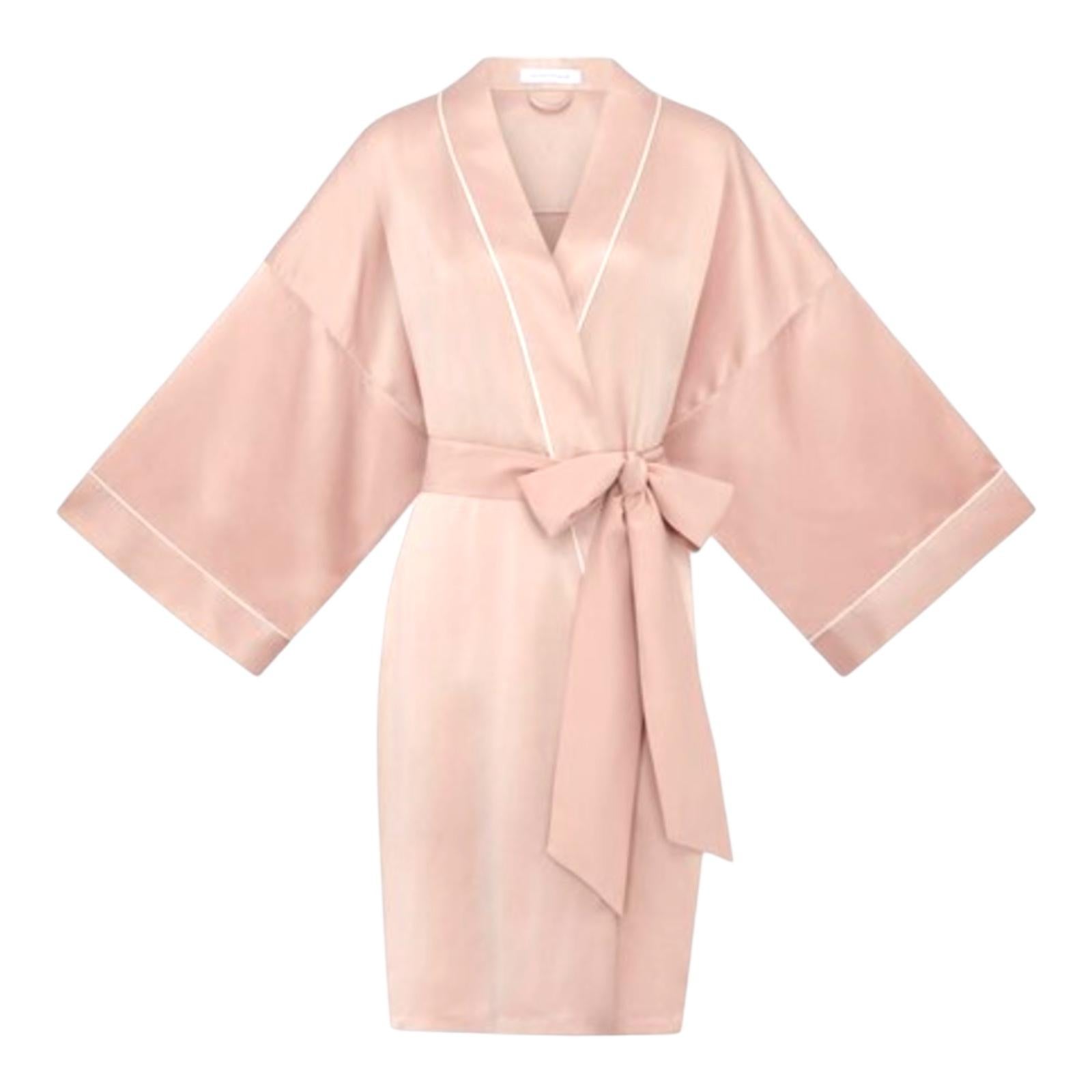 La bata de Olivia von Halle está confeccionada en suave satén de seda con una silueta inspirada en el kimono. Acabado en ribetes, tiene mangas anchas. Póntelo mientras holgazaneas por casa o sobre un vestido por la noche. De satén de seda