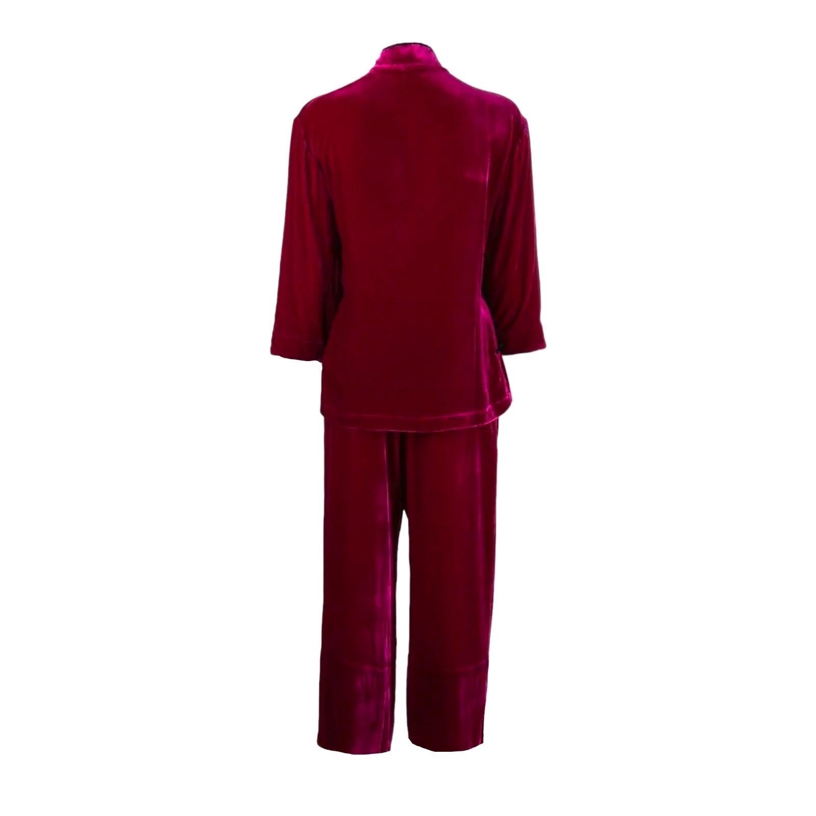 A stunning velvet lounge suit by Olivia von Halle.
This amazing suit is consisting of 2 pieces - the jacket and pants.

This stunning suit is cut in a relaxed fit and creates an effortless elegant & luxurious look.

The top features long sleeves, a
