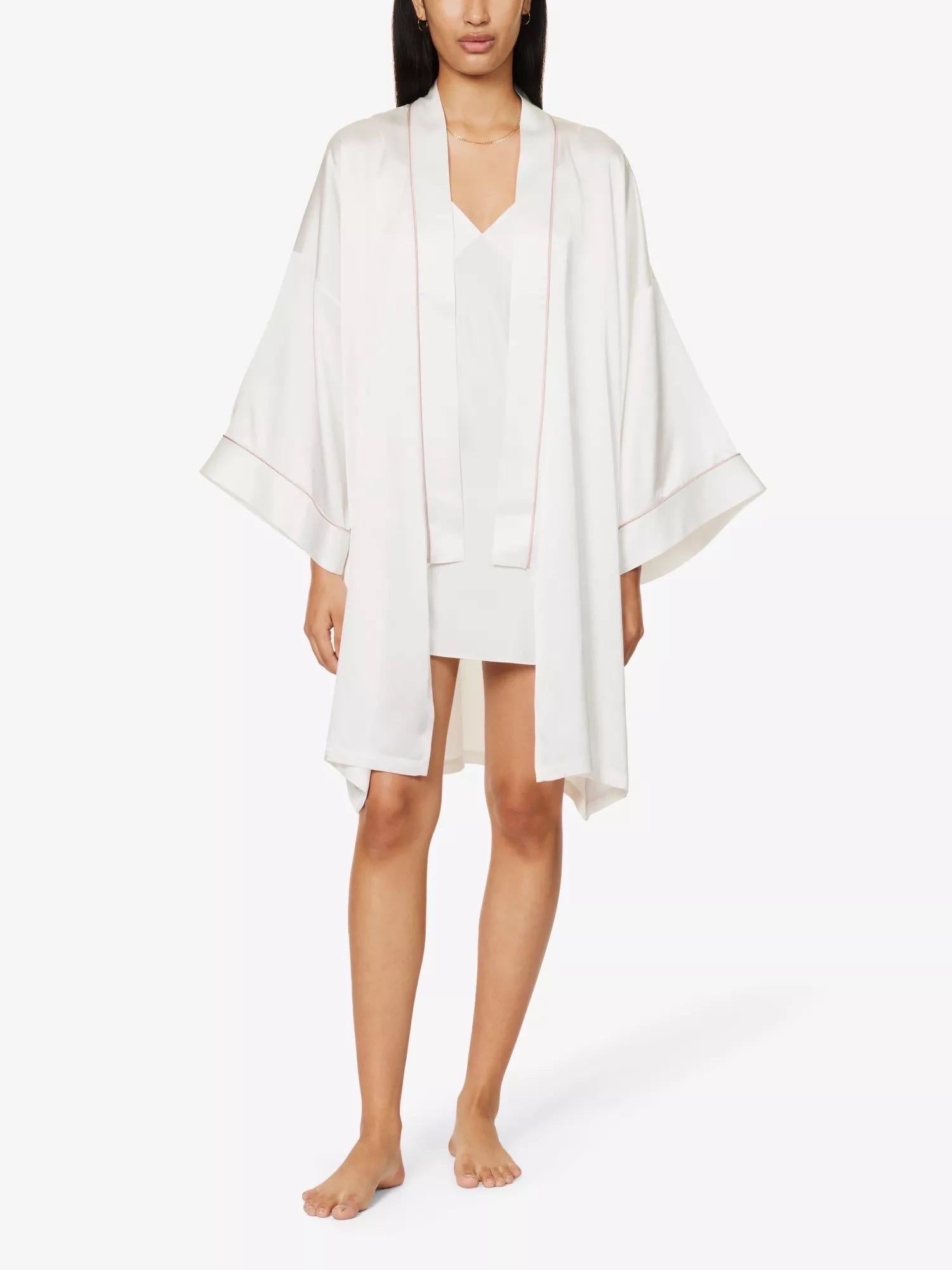 Olivia von Halle's robe is cut from soft silk-satin in a kimono-inspired silhouette. Finished piping, it has wide sleeves.  Wear yours while lounging around the house or over a dress in the evening. Made from lustrous silk-satin.

100% pure 19-momme