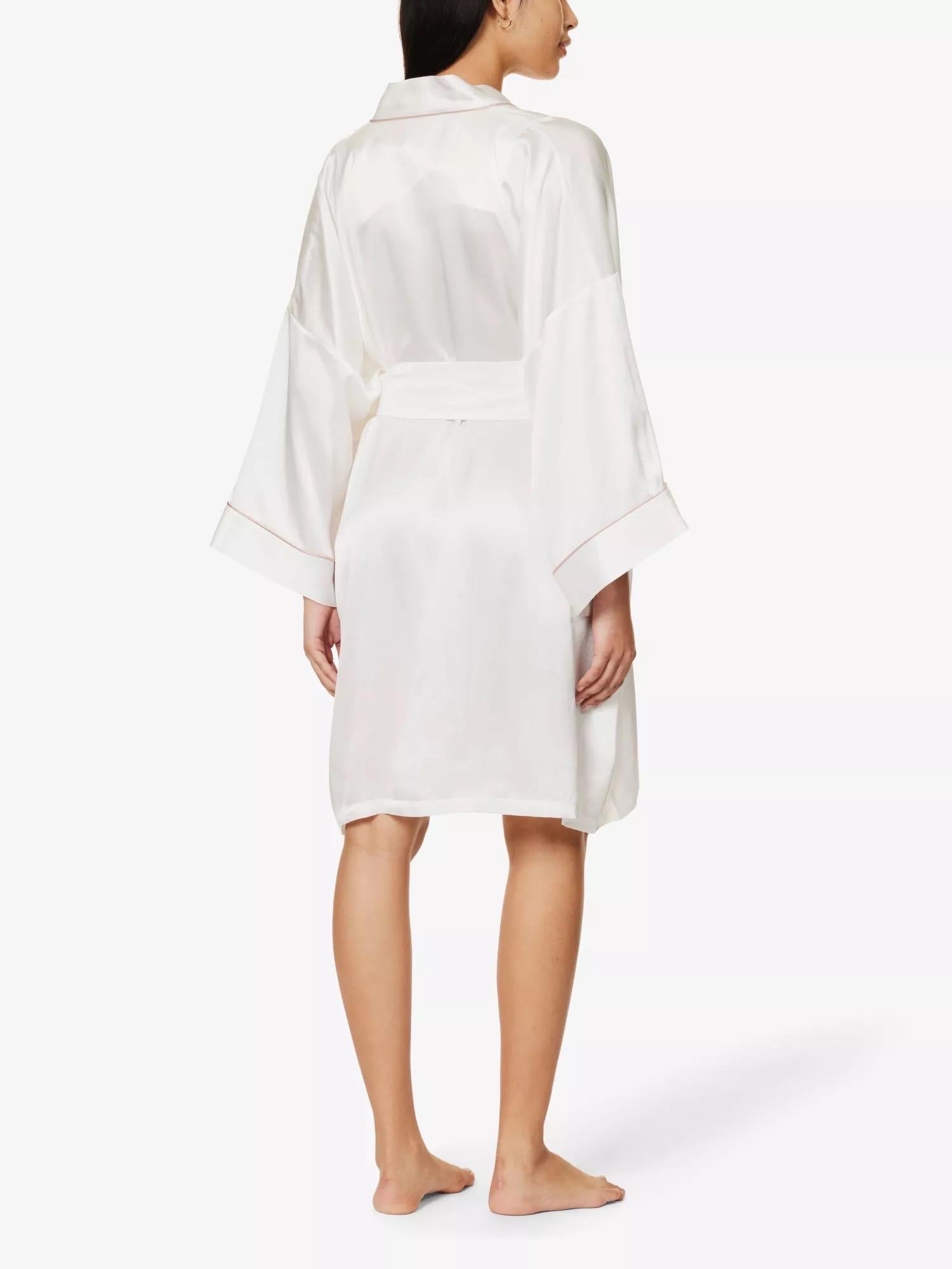 NEW Olivia von Halle Cream Silk Dressing Gown Japanese Kimono Robe OS In Excellent Condition For Sale In Switzerland, CH