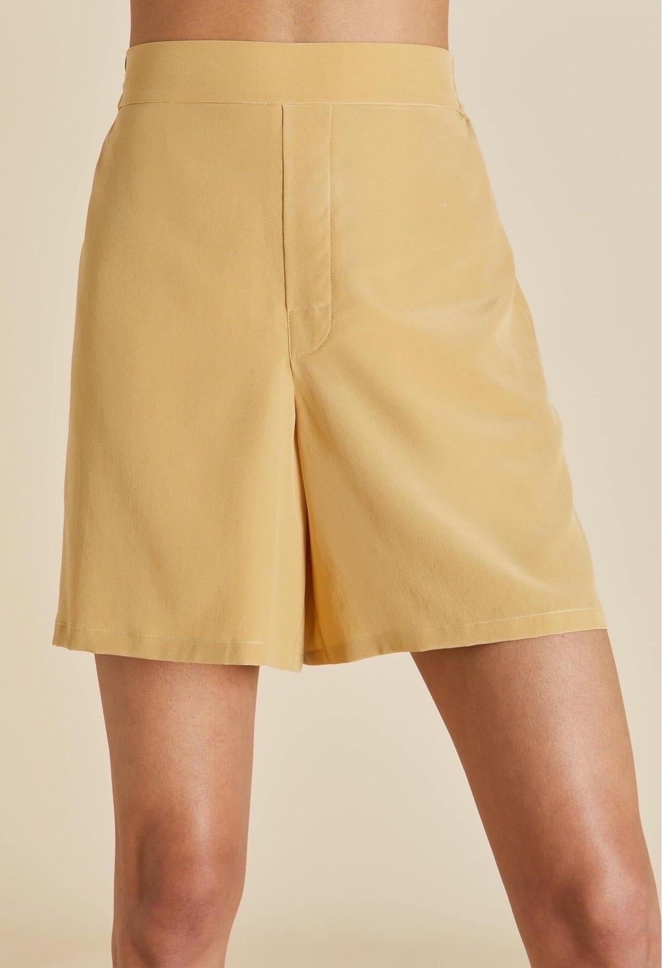 Maravilloso traje de seda de 2 piezas de Olivia von Halle

Este impresionante traje de ocio tiene un corte relajado y crea un aspecto elegante y lujoso sin esfuerzo, un traje de verano perfecto para llevarlo en la ciudad, en la playa/piscina o en