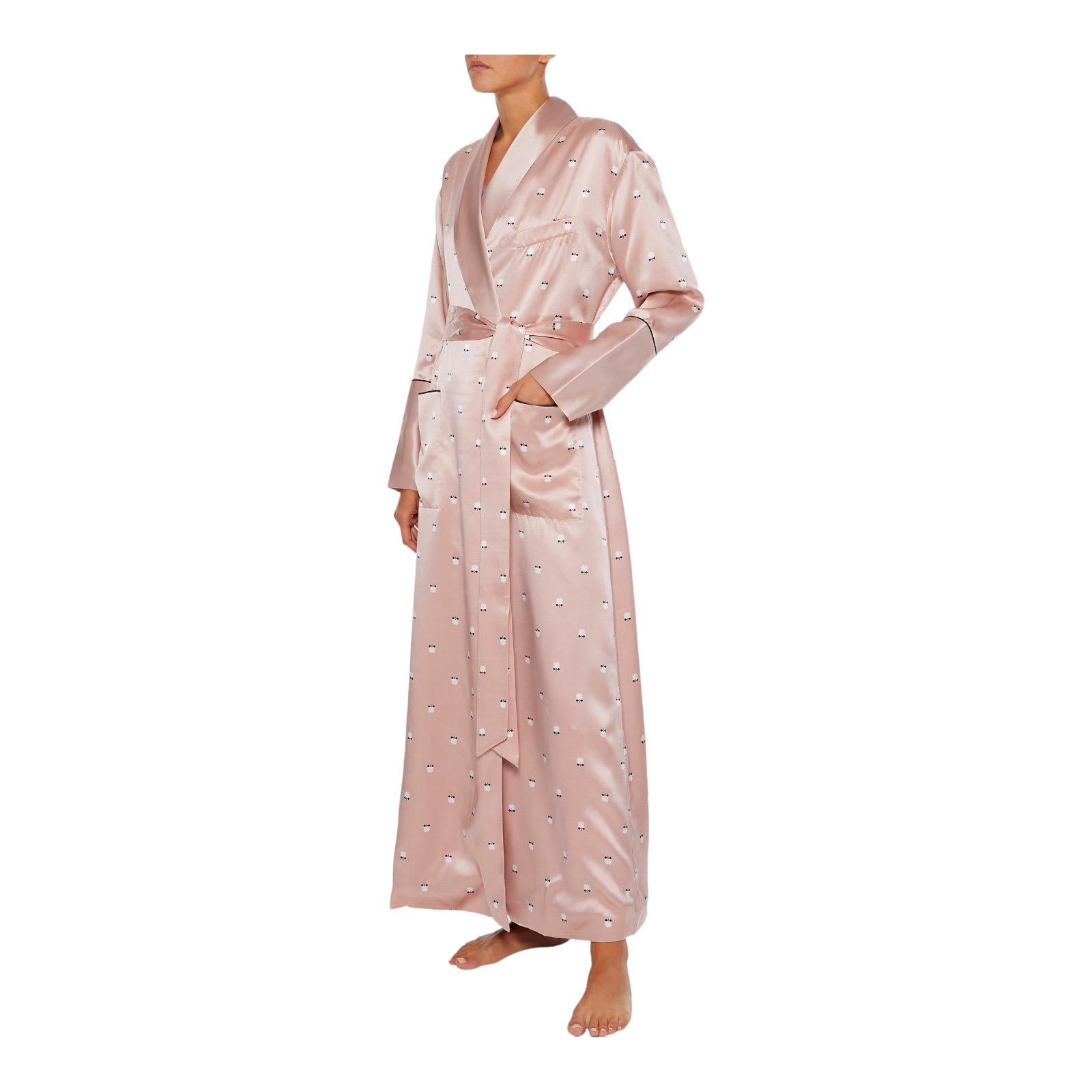 This gorgeous Olivia von Halle silk robe is crafted in 19 Momme silk

Rare piece, sold out immediately

-Blush silk full-length robe with silk sash
-Piped silk trims
-Shawl lapel, angled welt breast pocket
-Patch pockets to front, internal stay tie,