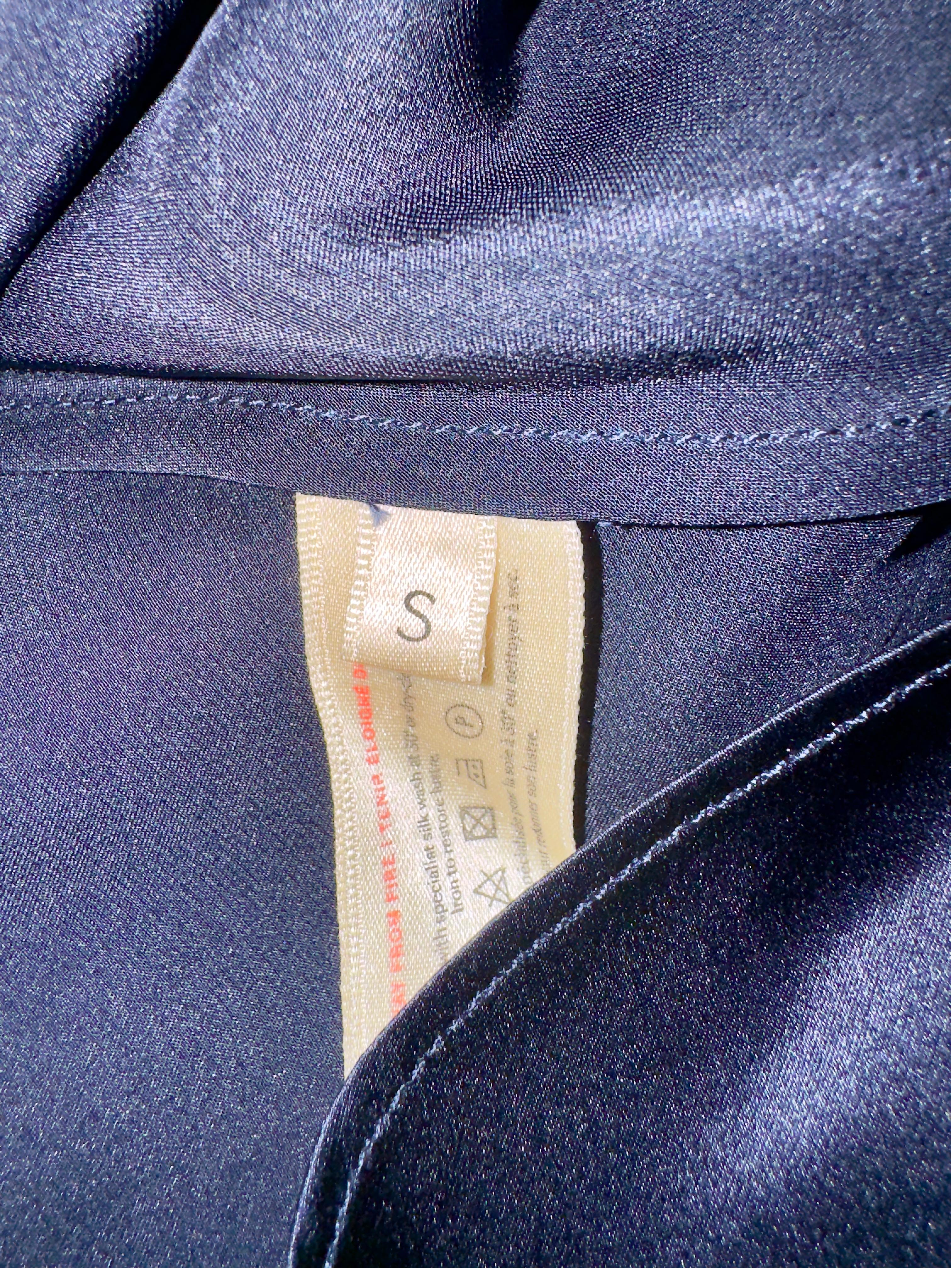 Olivia von Halle propone la nostra rivisitazione della classica canotta in seta, trasformandola per creare una visione di lusso di questo capo d'abbigliamento. 

Dettagli:

Canotta: top tagliato in sbieco con schiena a raggiera
Pantaloncini: vita