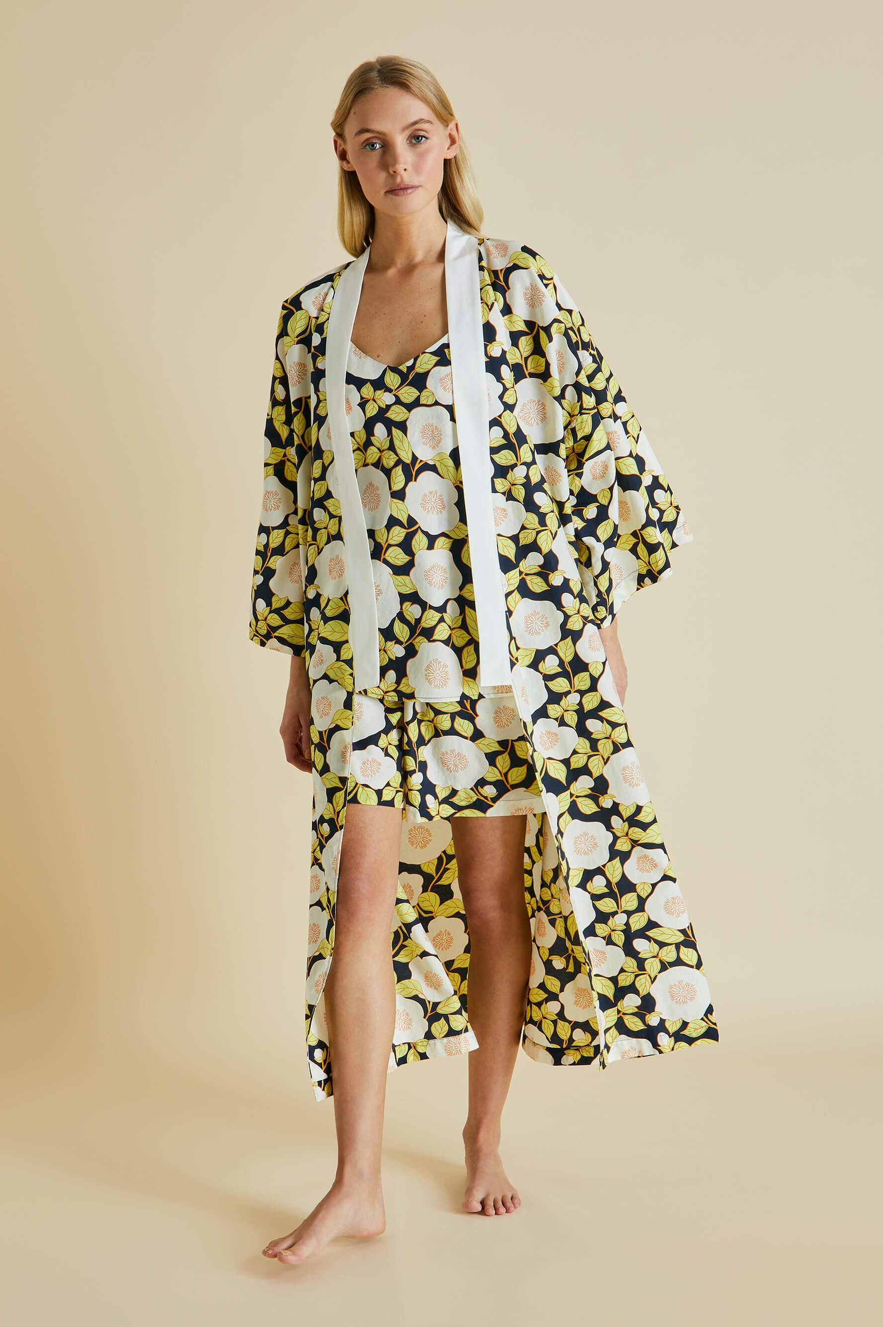 La bata de Olivia von Halle está confeccionada en suave gasa de seda y algodón con una silueta inspirada en el kimono. Está estampada por todas partes con un delicado diseño de flores. Presenta amplias mangas de kimono. Ponte el tuyo mientras