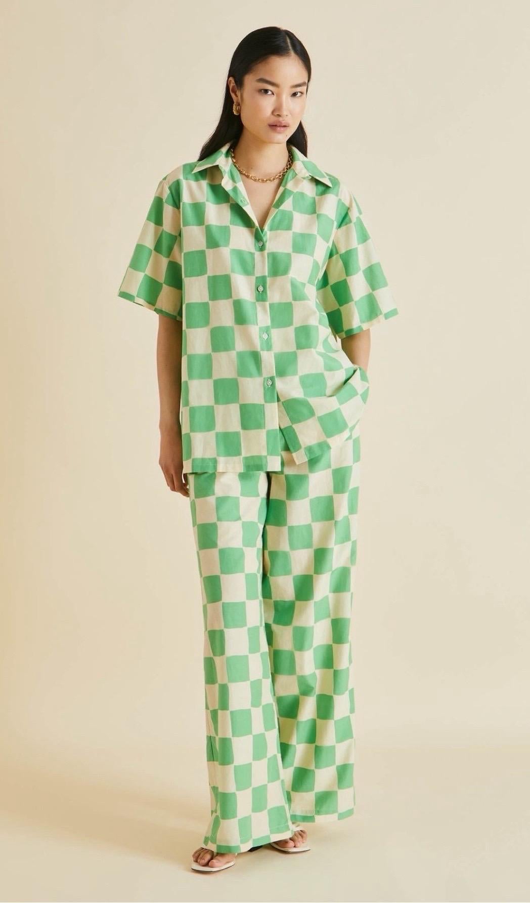 Retrouvez votre joie de vivre dans ce magnifique ensemble 2 pièces OLIVIA VON HALLE. Son pantalon palazzo, sa chemise décontractée et les détails visibles de l'étiquette offrent un point de rencontre décontracté entre le luxe absolu et le chic