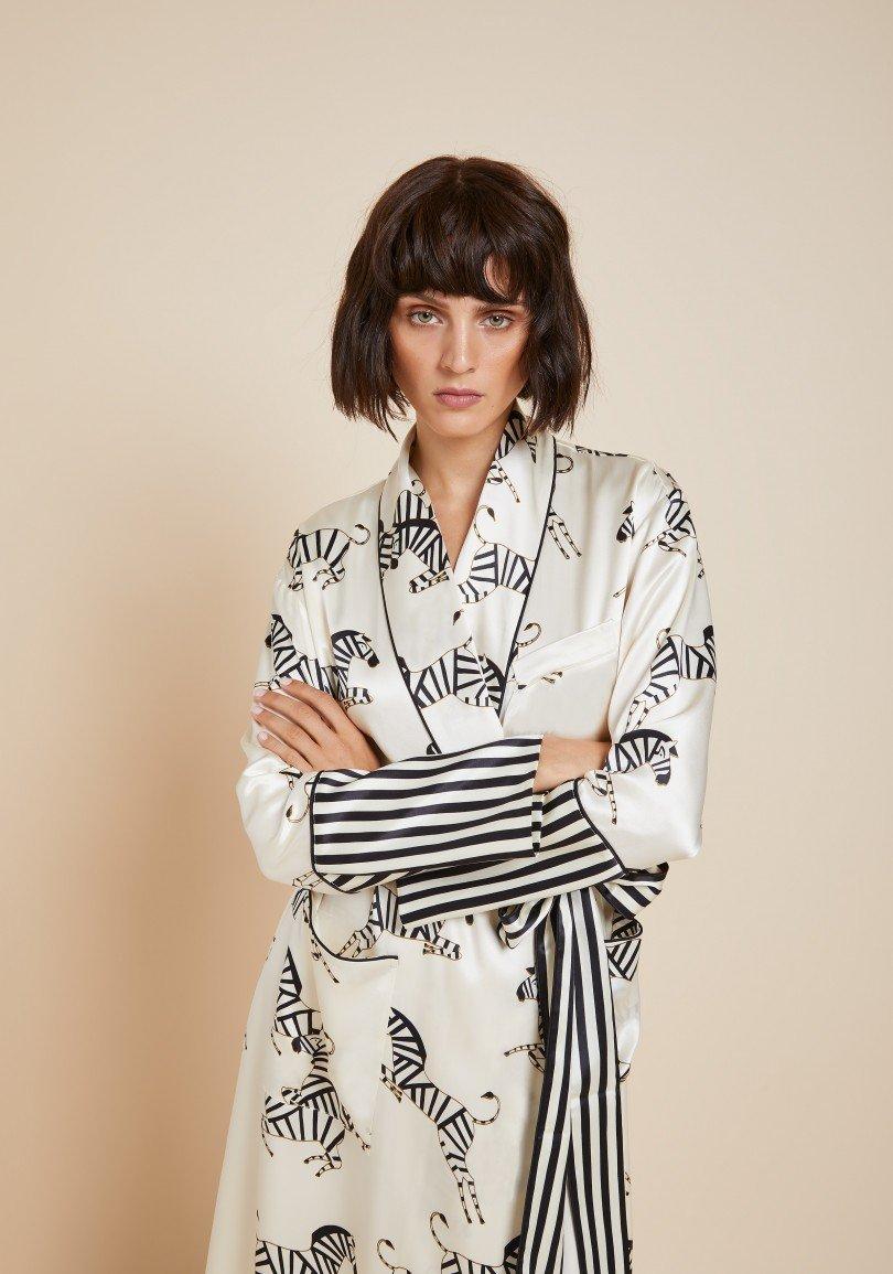 Cette magnifique robe de chambre en soie Olivia von Halle est confectionnée en soie Momme 19 et imprimée du célèbre motif zébré.

Pièce rare, vendue immédiatement

-Robe longue en soie imprimée crème avec ceinture en soie 
-Garnitures en soie