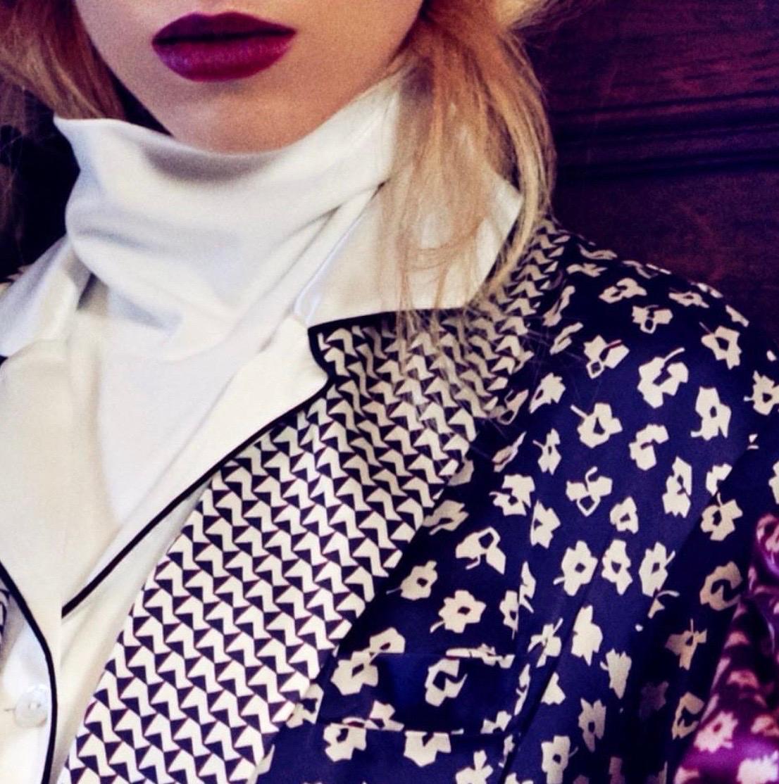 NEW Olivia von Halle Timeless Navy & Floral Silk Print Dressing Gown Robe M.L.A. in vendita 7