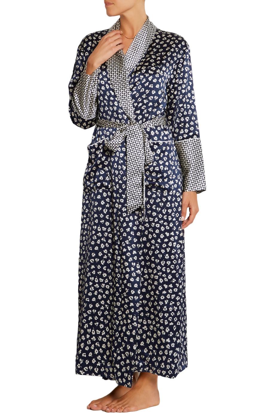 Olivia von Halle's midnight-blue robe is printed with abstract ivory flowers. Crafted from the label's luxuriously soft and weighty silk-satin, this piece is detailed with patch pockets and finished with a contrasting collar, cuffs and belt. 

This
