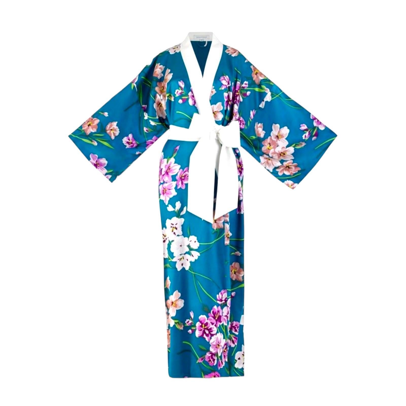 This Olivia von Halle luxurious robe is cut from glossy silk that brings the printed flowers to life. It is cut in a kimono-inspired silhouette. It is printed all-over with a delicate floral design and features wide kimono sleeves. Wear yours while