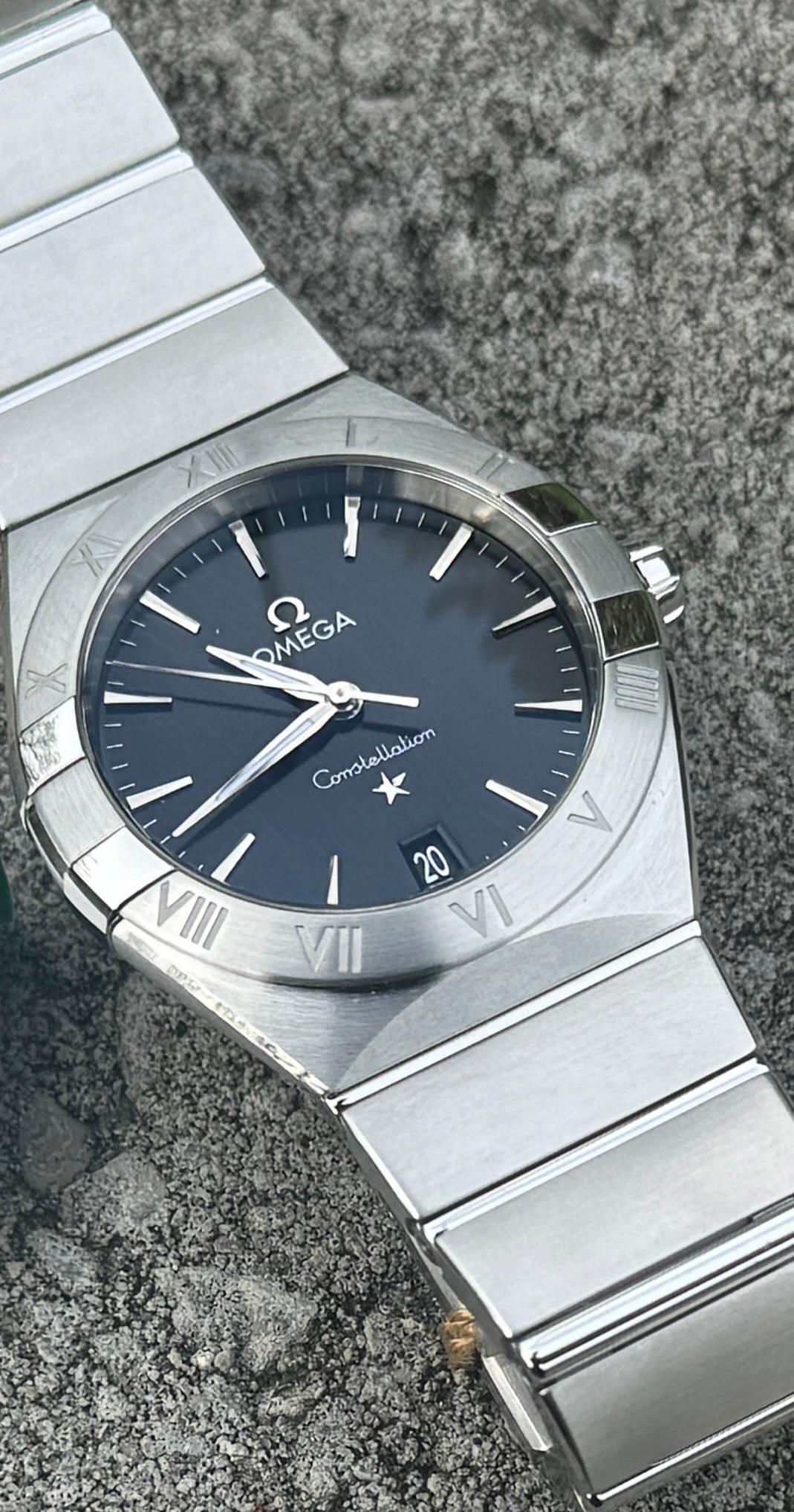 Marchio : Omega

Modello: Constellation

Riferimento: 131.10.36.60.01.001

Paese di produzione: Svizzera

Movimento: Quarzo

Misure : 36 mm di diametro (corona esclusa)

Tipo di banda : Acciaio inossidabile

Condit : Condizioni nuovissime, senza
