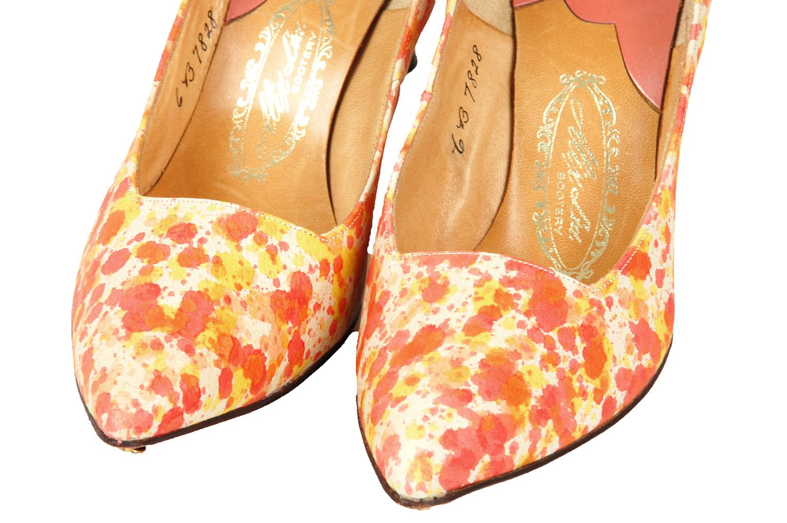 Orange und gelbe Jackson Pollock Splatter Stiletto Heel Pumps - 6, 1950er Jahre im Zustand „Neu“ im Angebot in Tucson, AZ