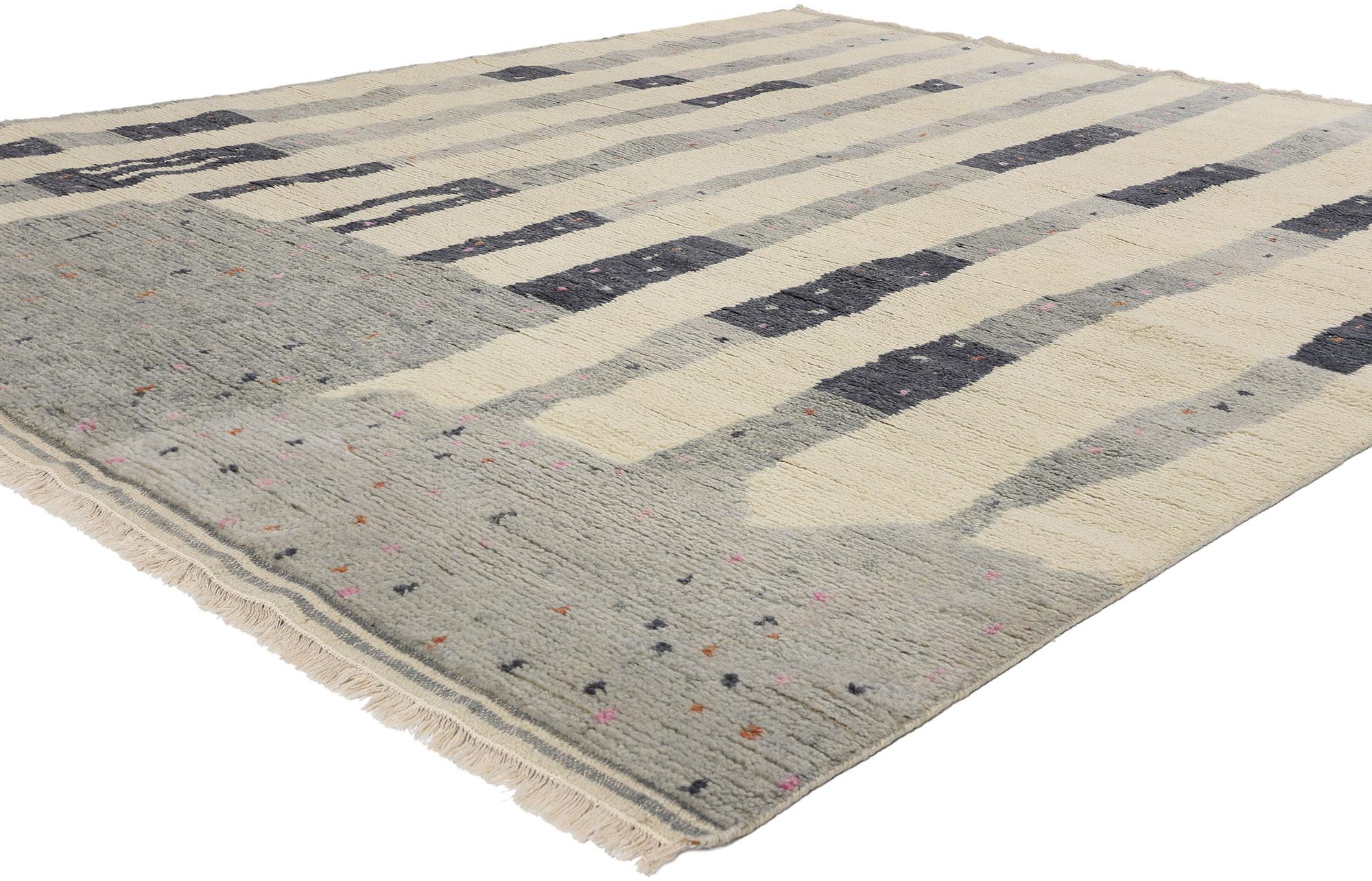 31233 New Organic Tappeto marocchino moderno e brutalista, 08'03 x 10'01. I tappeti indiani marocchini fondono senza soluzione di continuità forme geometriche, disegni contemporanei e motivi simbolici, caratteristici dell'artigianato marocchino.