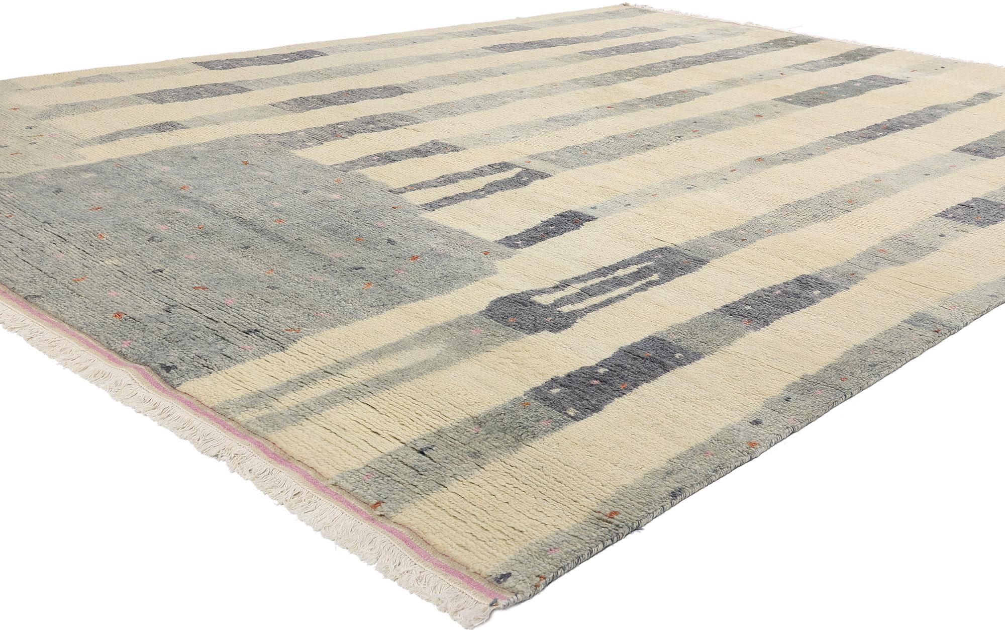 31282 New Organic Modern Brutalist Moroccan Rug, 09'02 x 12'00. Die indisch-marokkanischen Teppiche vereinen nahtlos geometrische Formen, moderne Designs und symbolische Motive, die für die marokkanische Teppichkunst charakteristisch sind. Diese in