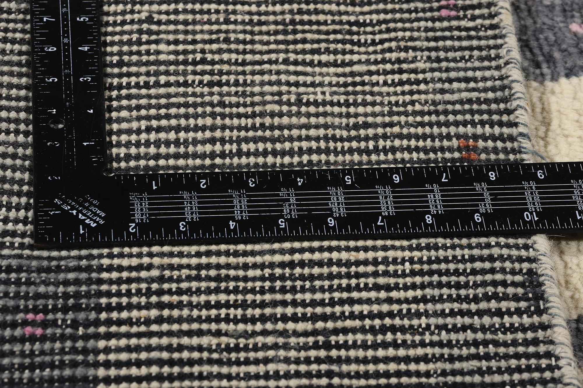 New Organic Modern Brutalist Moroccan Carpet with Contemporary Style im Zustand „Neu“ im Angebot in Dallas, TX