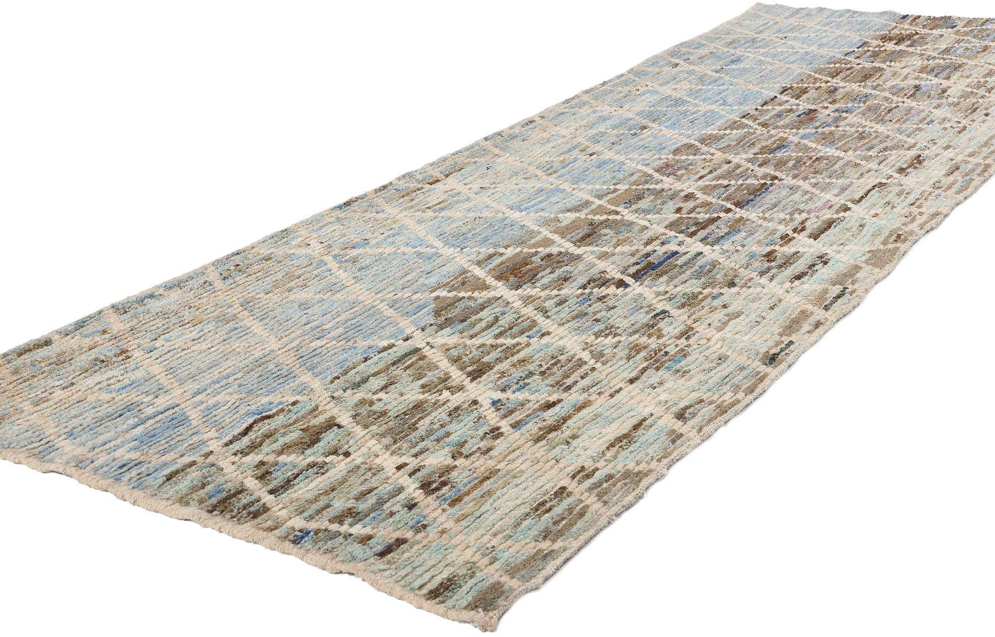 79156 New Organic Modern Moroccan Rug, 03'03 x 10'00. Questo tappeto marocchino organico e moderno in lana annodato a mano è un pezzo straordinario che fonde senza sforzo tradizione e design contemporaneo. Ispirato alla ricca storia del design