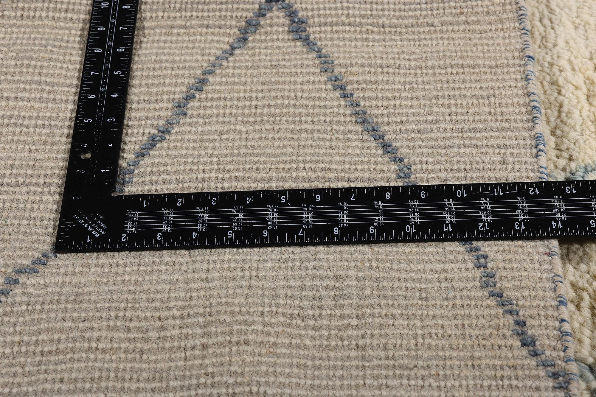 Zeitgenössischer zeitgenössischer Teppich im marokkanischen Stil mit gemütlichen Hygge-Getränken im Angebot 2