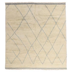 Zeitgenössischer zeitgenössischer Teppich im marokkanischen Stil mit gemütlichen Hygge-Getränken