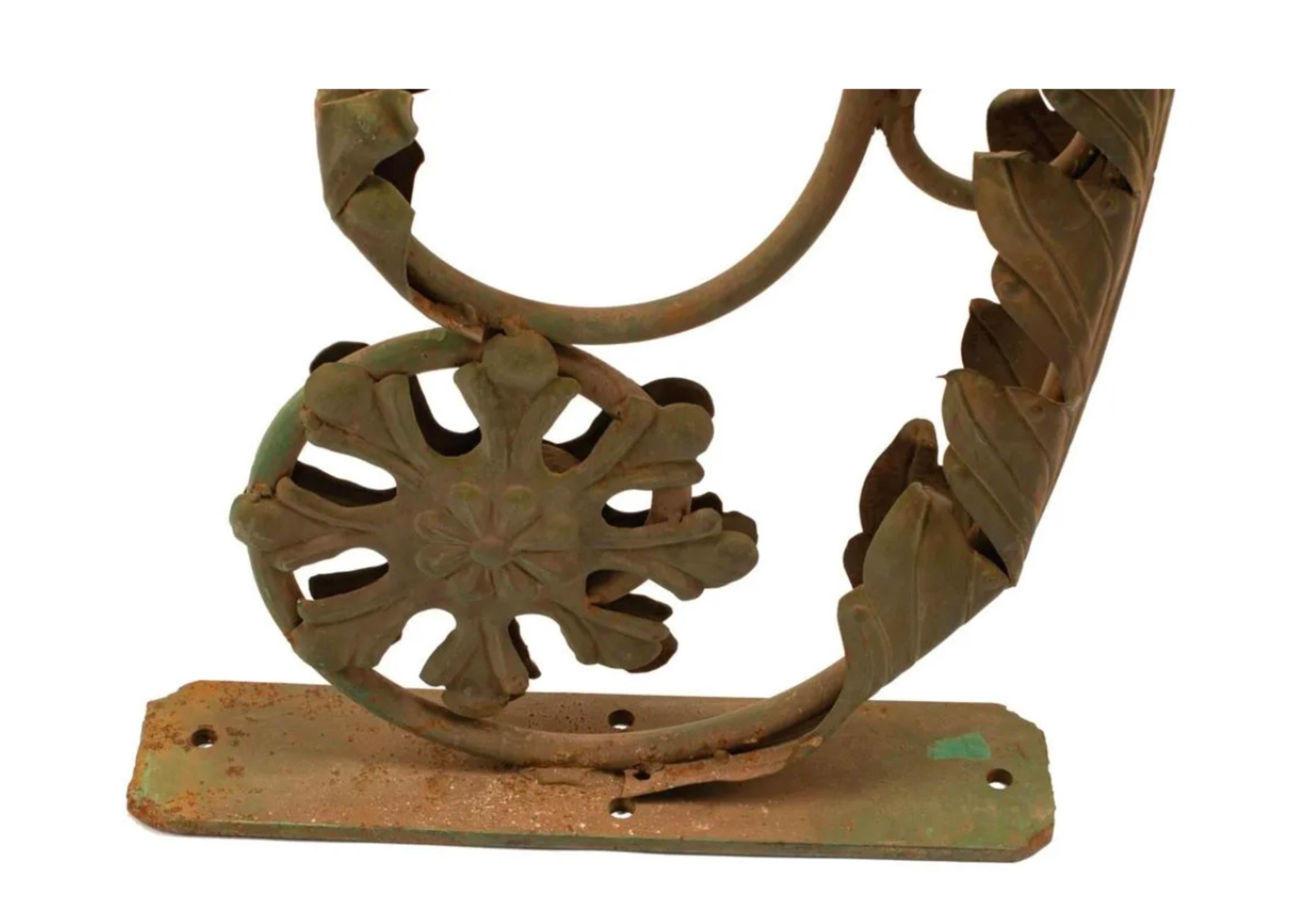 New Orleans Wrought Iron Foliate Scroll Sign Brackets - a Pair In Good Condition For Sale In New York, NY
