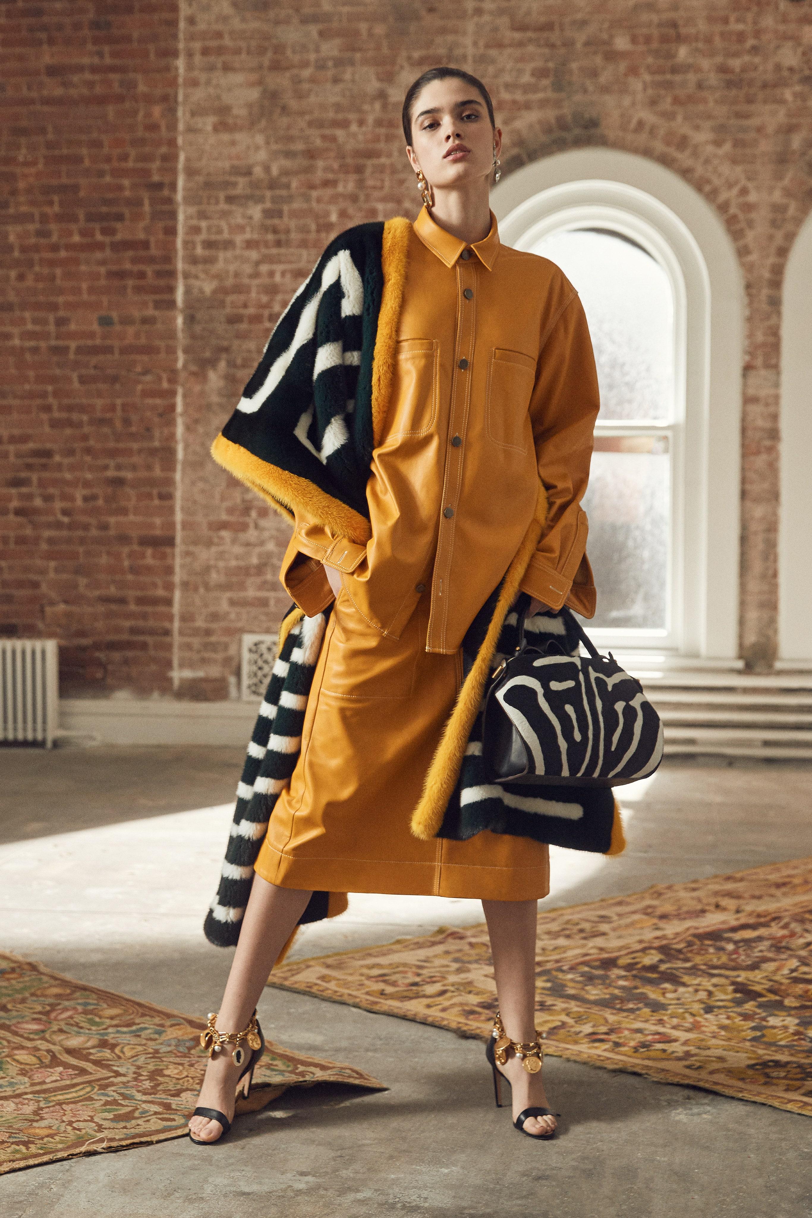 Oscar De La Renta
Brandneu mit Box
Herbst 2019
* Einzelhandel $1575
* Größe 38.5 
* Goldmünzenkette Knöchel
Schwarzes Nappaleder
*Reißverschlüsse auf dem Rücken
* Innensohle aus Leder
Absatz 3,75